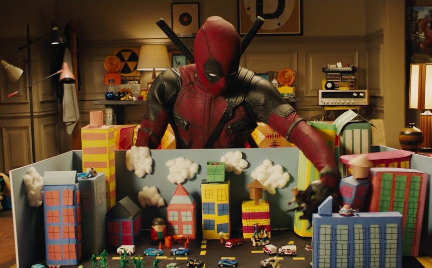 死侍在新的預告片中不改愛惡搞的本性，不斷出戲、跳出來和觀眾說話，令人莞爾。（翻攝自YouTube）