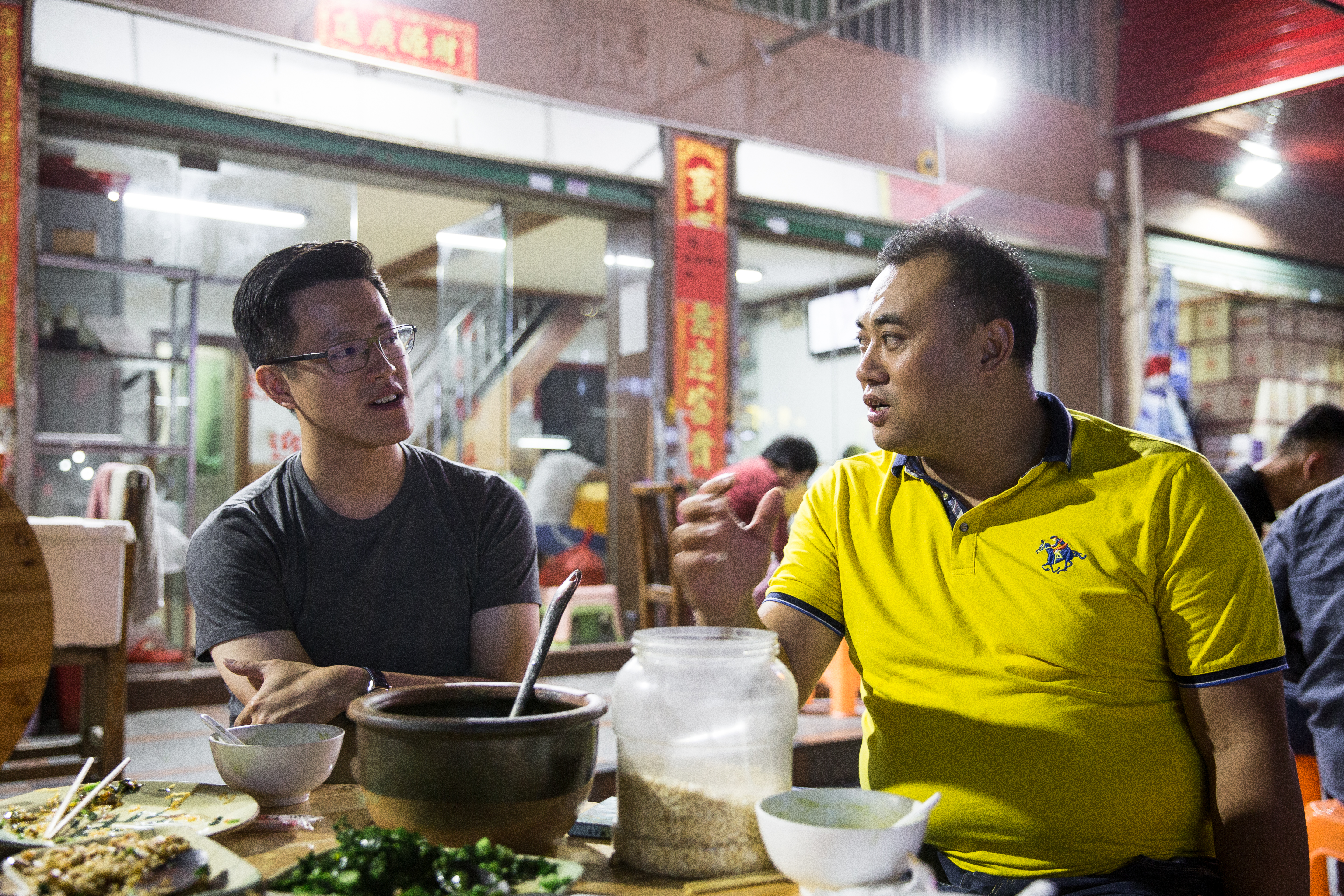 林宏諺（左）2017年警覺許多同業因不景氣關店，決定赴中國深圳發展，認識許多當地的朋友和客戶，有機會的話會一起相約吃飯談case。