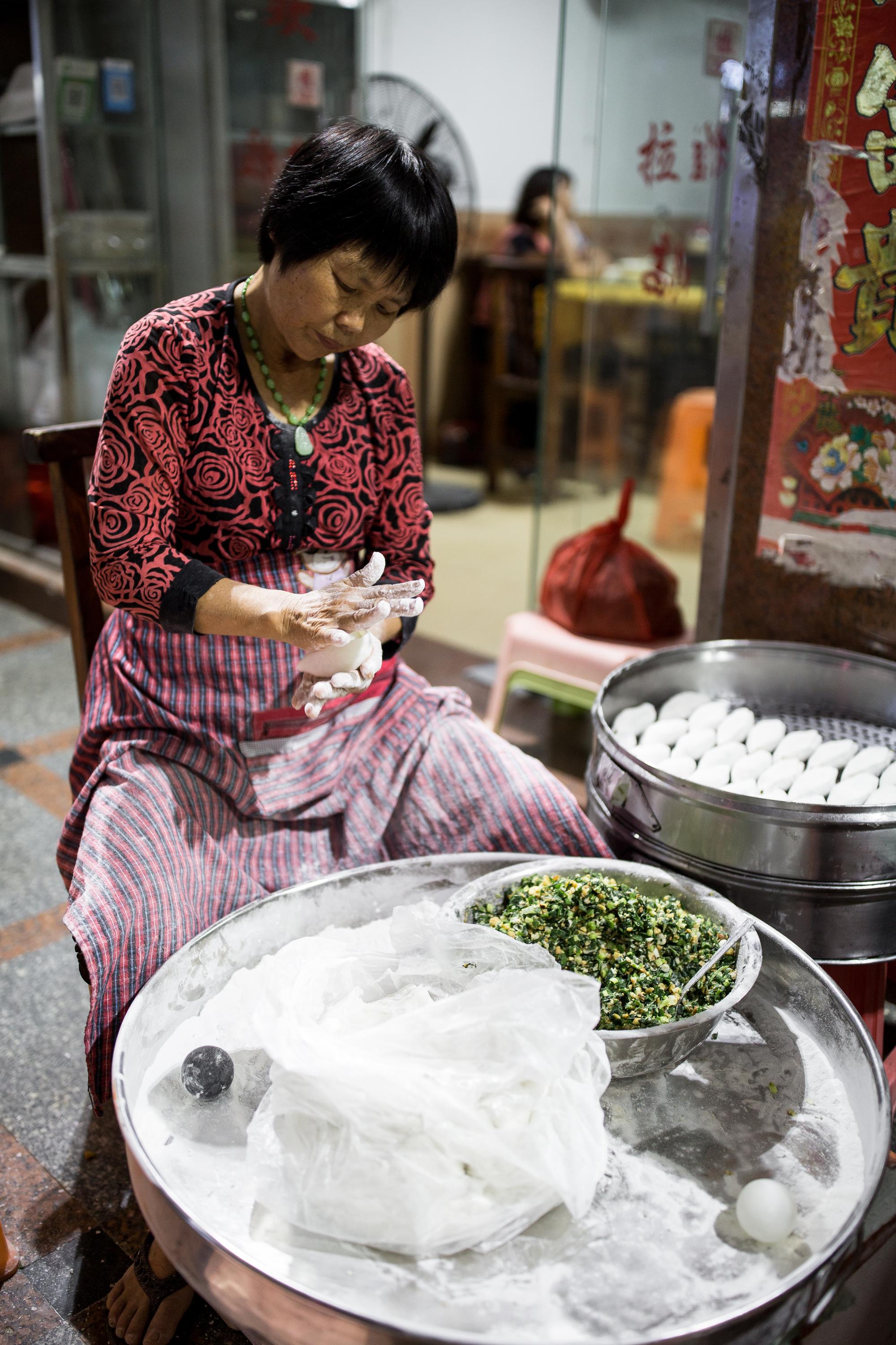 除擂茶外，還有吃喝擂茶一定會搭配的「細粄」，同樣是揭西客家人的一種傳統小吃，類似餃子又比餃子稍大的餡類小吃。