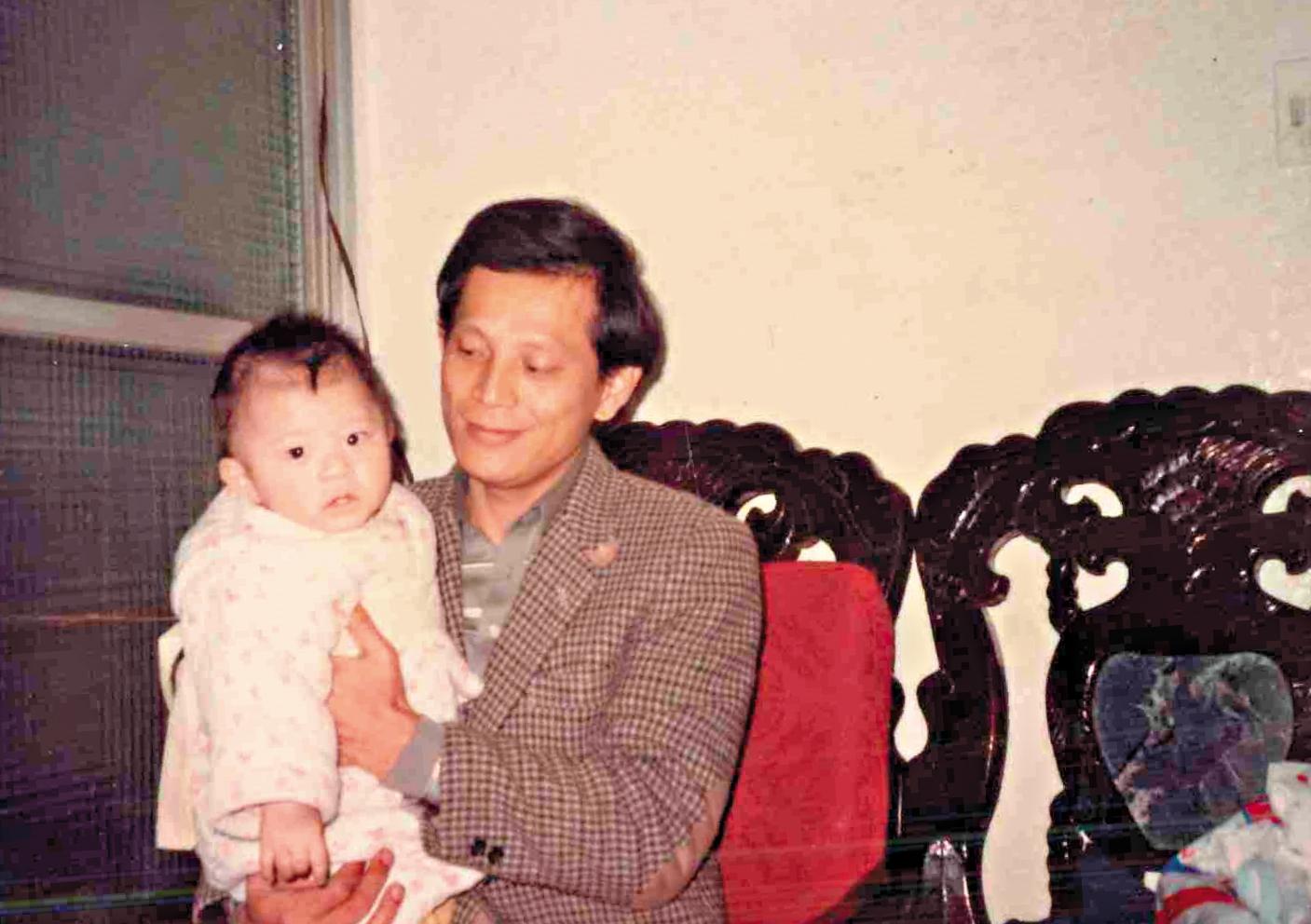 1982年,陳本源創業,大女兒也剛出生,家庭、事業都在起步階段。(陳本源提供)
