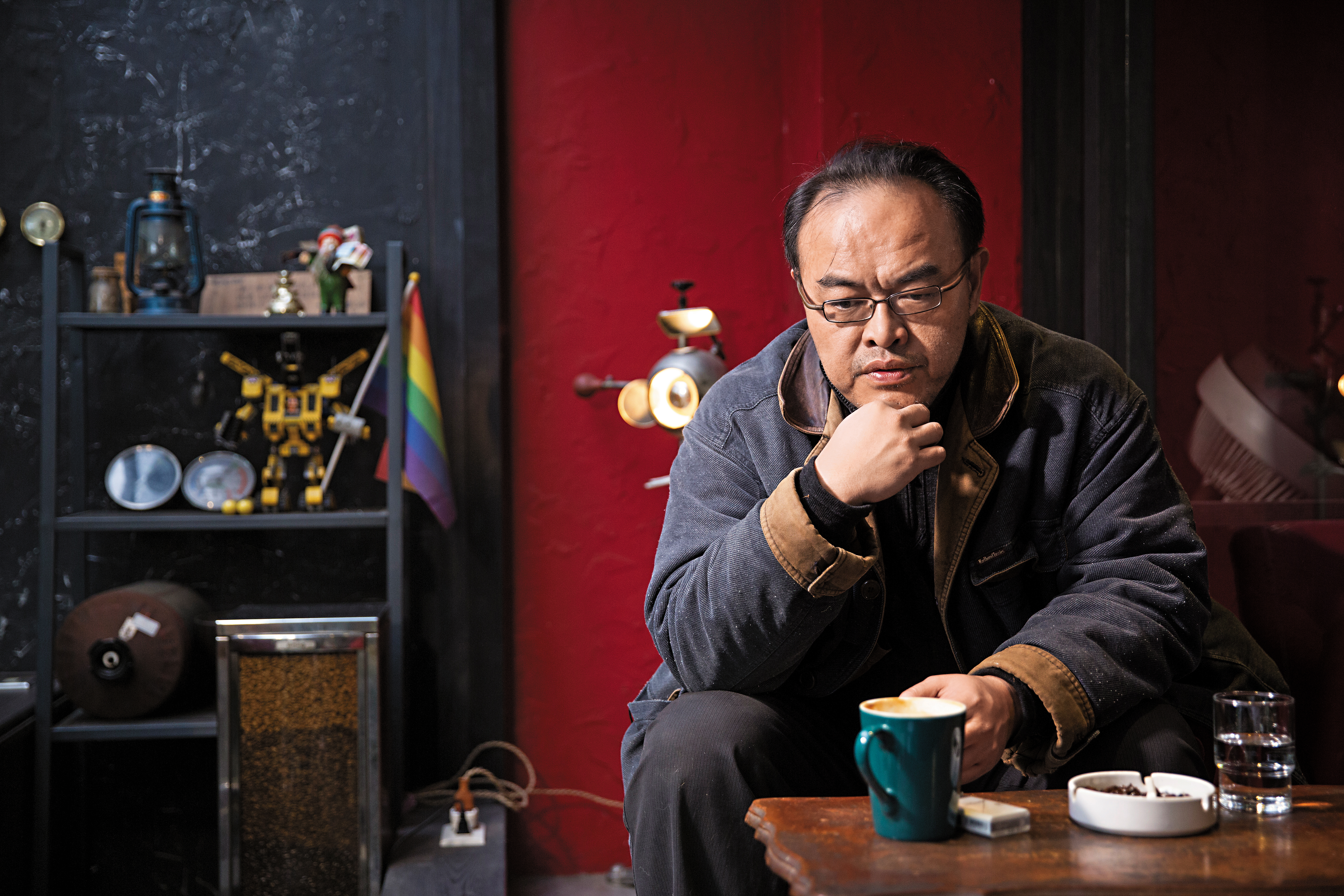 咖啡館是駱以軍偷取他人身世及寫稿的地方，但這天他道出自己身為職業小說家，不得不的感悟與蒼涼。