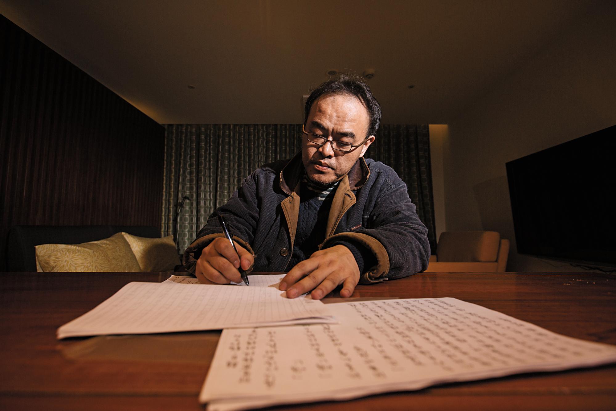 駱以軍抄寫許多經典小說，強迫自己閱讀消化，如今仍用紙筆寫作小說，再請人謄打輸入。