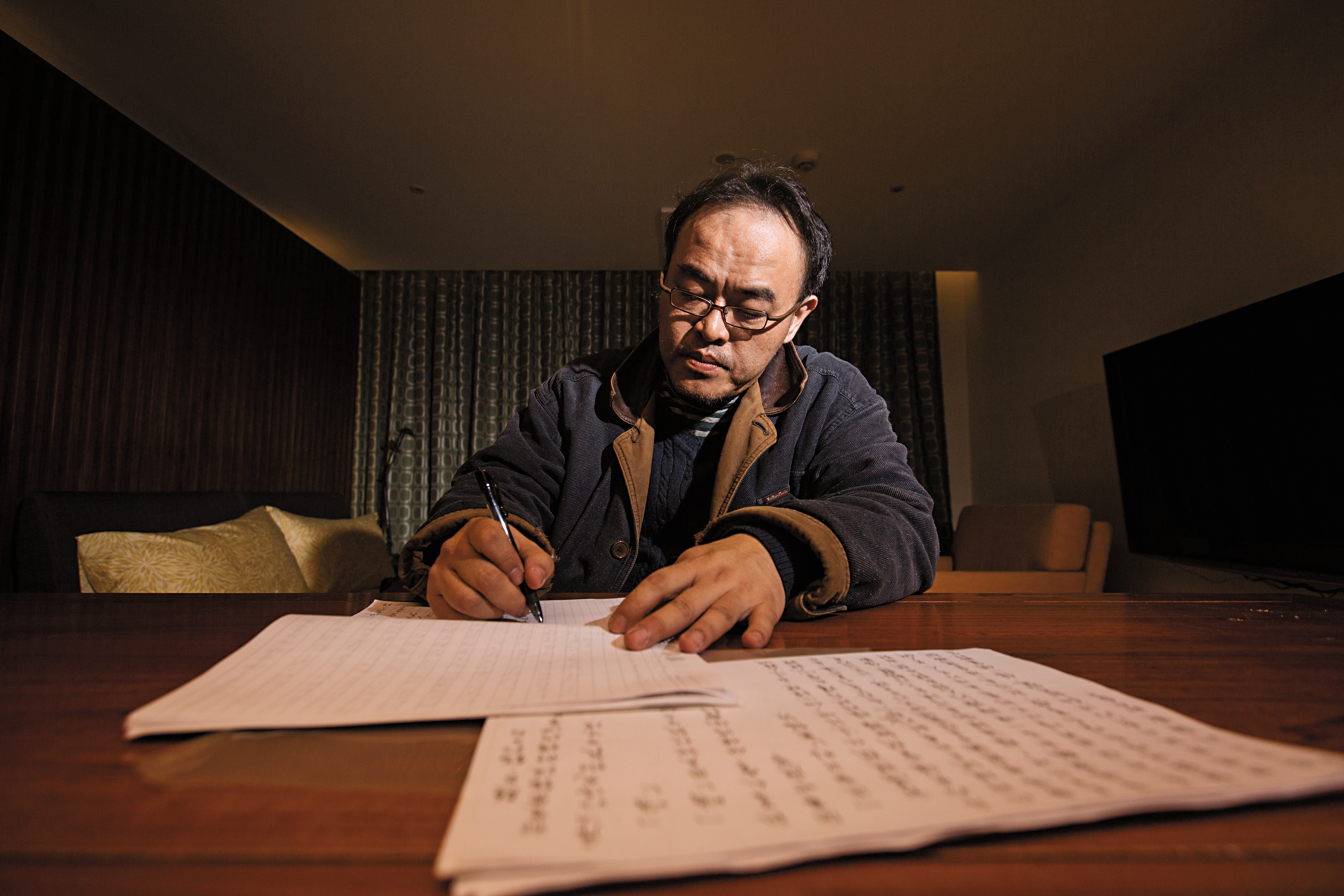 駱以軍抄寫許多經典小說，強迫自己閱讀消化，如今仍用紙筆寫作小說，再請人謄打輸入。