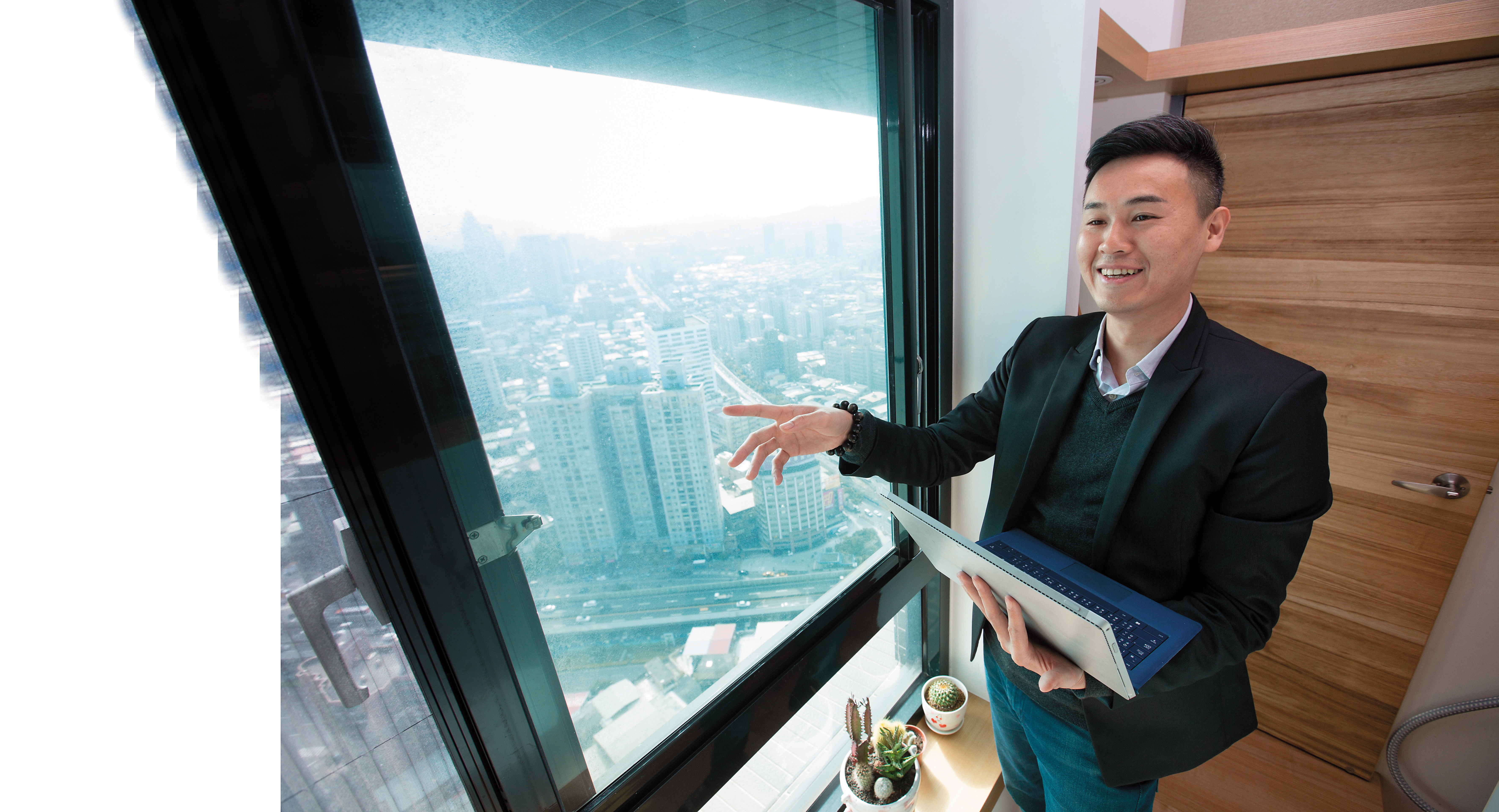 洪榮志擔任過房仲、土開業務、代銷等職務，用投入相關工作的時間換取房產實戰經歷。