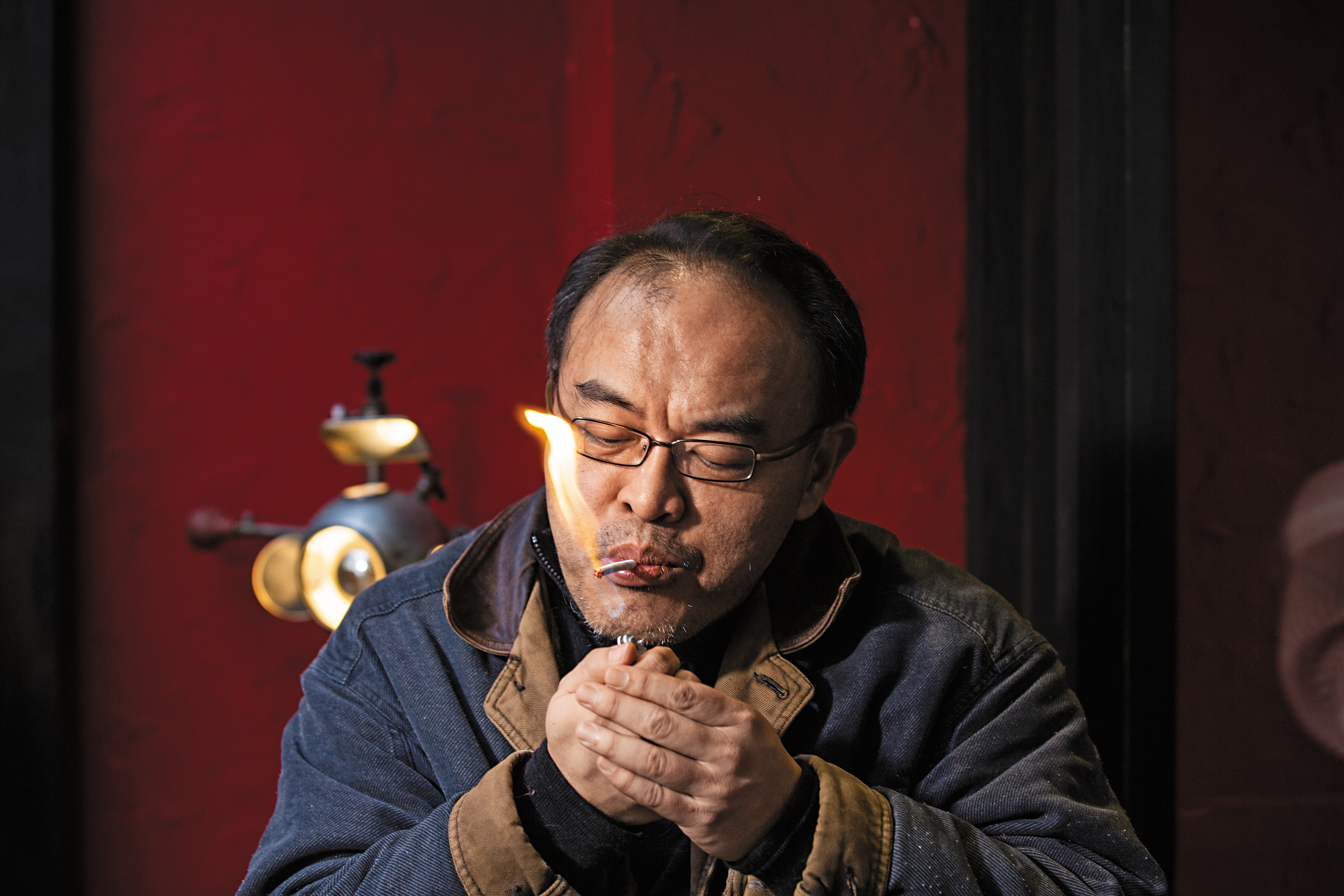 駱以軍總是坐在戶外咖啡座寫稿，也有專屬位置。他為了抽菸，就算寒流也不進室內。