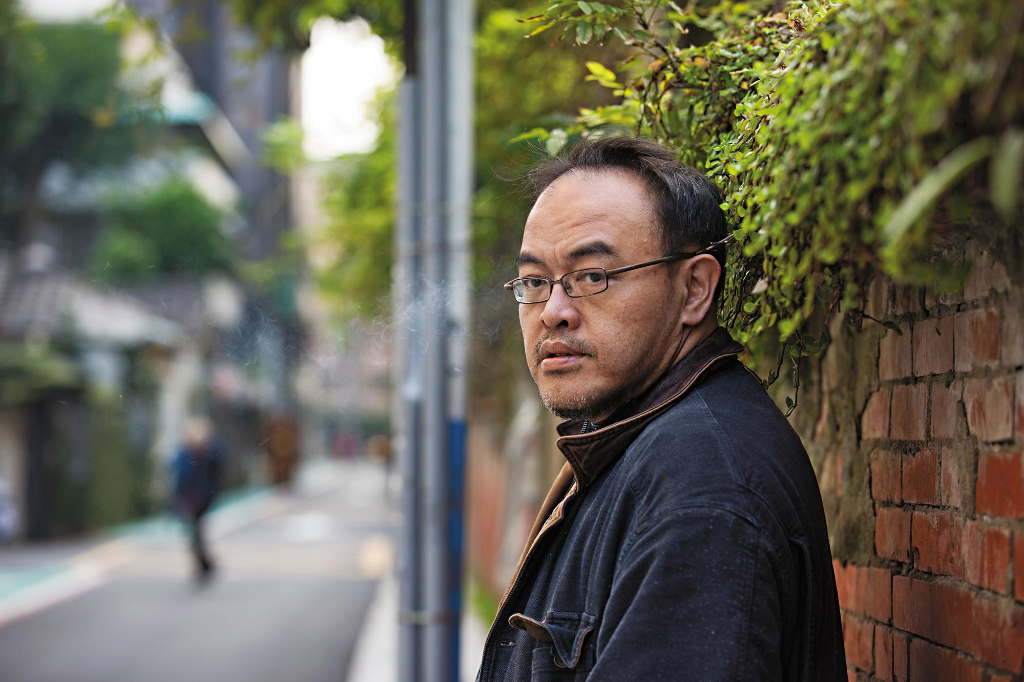 駱以軍走到住家附近巷弄,說前方某個旅館,也是他寫作閉關的地方,有時遇到熟人,只好忍住不叫、裝作互不相識。