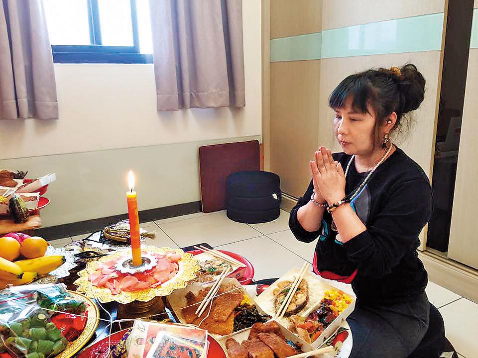 法師顏伶軒宣稱可以作法幫人改運,官網上還放祈福照片。(翻攝網路)