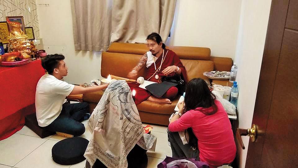 張姓女高官買房供法師顏伶軒在新北龜山成立泰福氣道場，信眾還可透過線上購買開運福器。圖中法師非當事人。（翻攝網路）