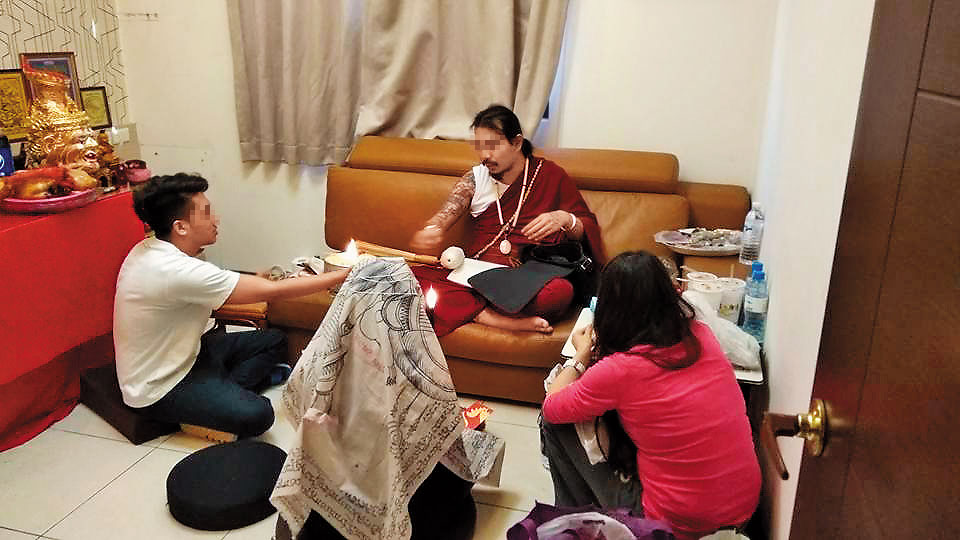 張姓女高官買房供法師顏伶軒在新北龜山成立泰福氣道場,信眾還可透過線上購買開運福器。圖中法師非當事人。(翻攝網路)