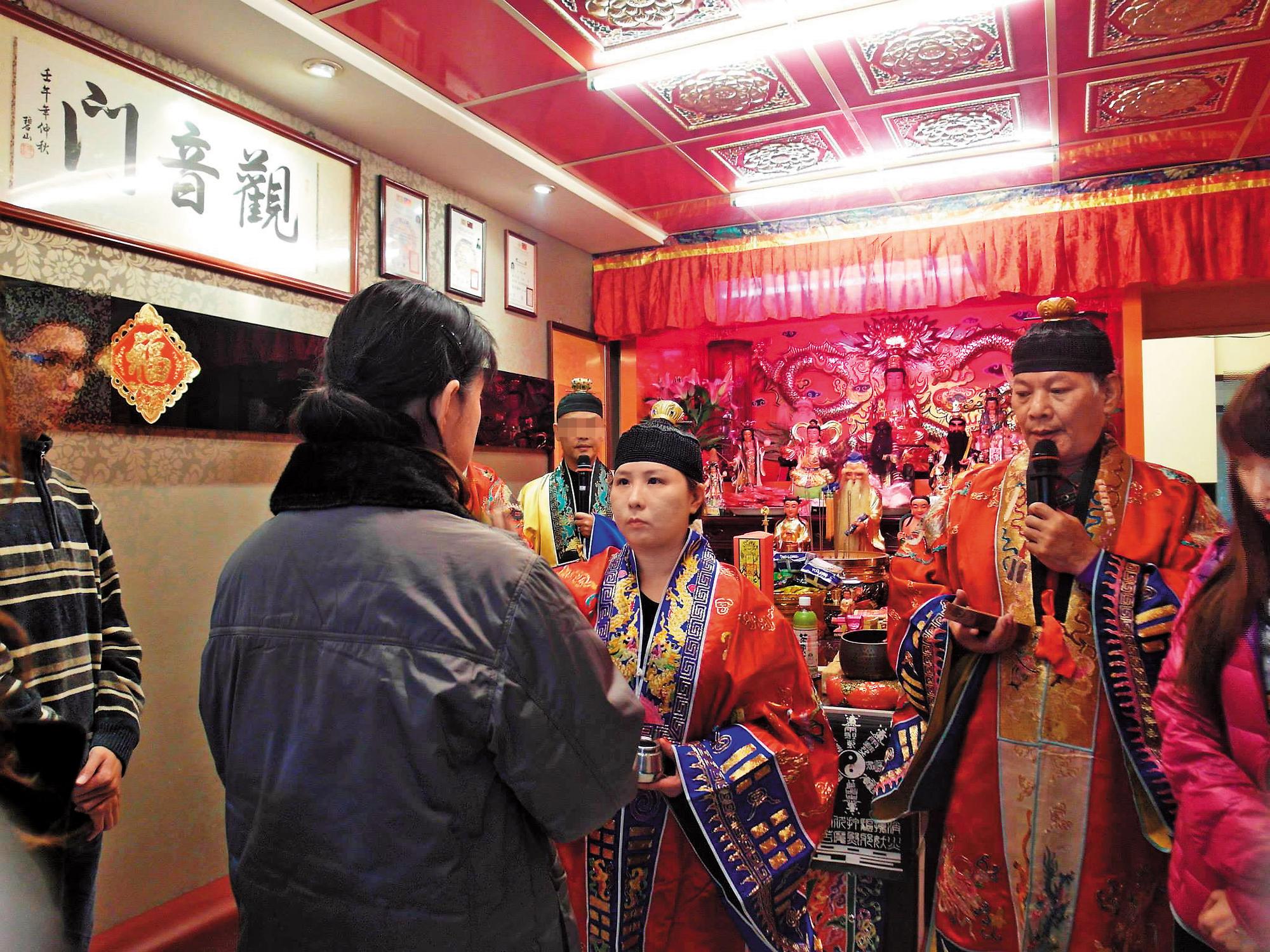 顏伶軒的觀音心法道場,號稱擅長男女和合術,擁有不少信眾。(翻攝網路)