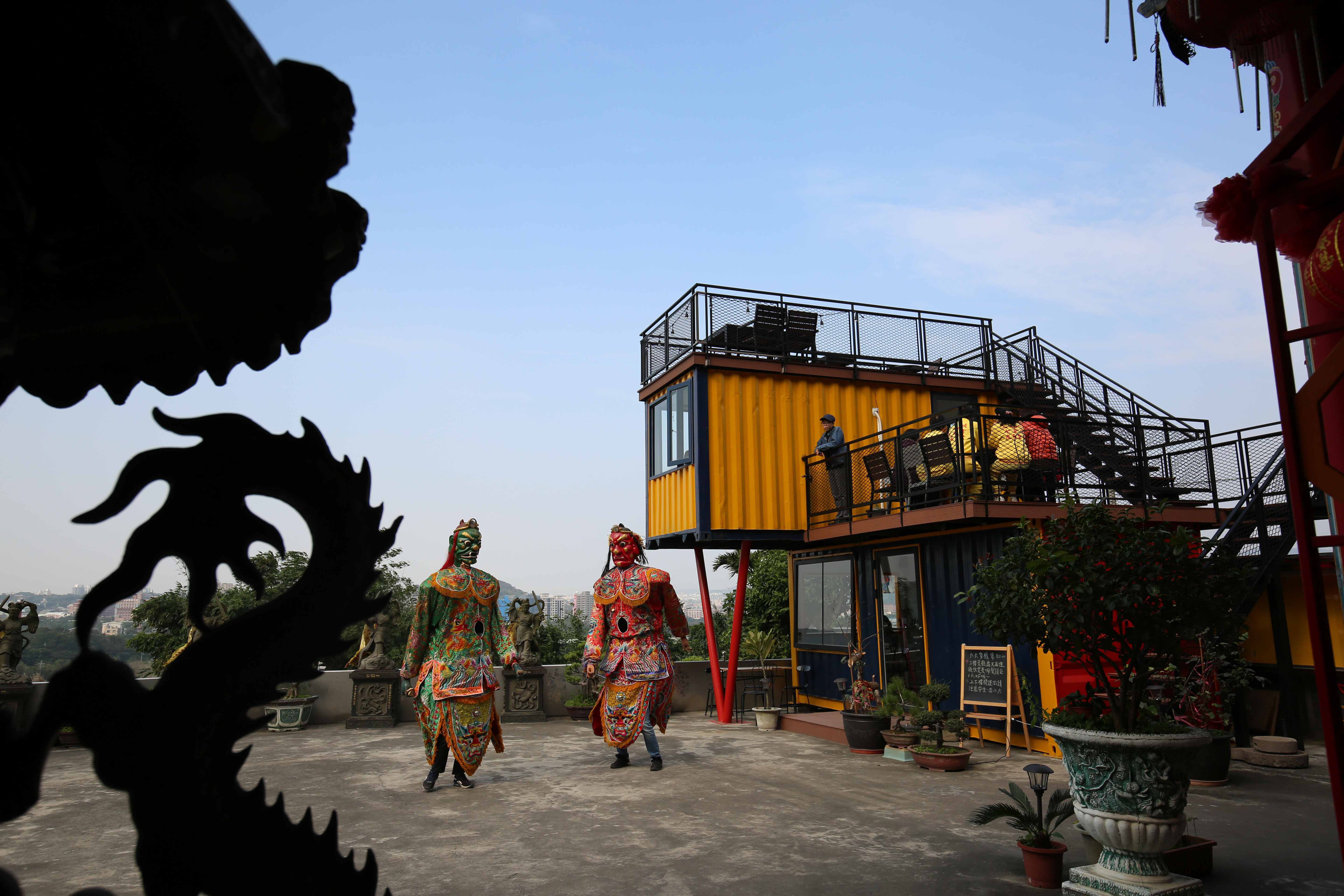 「NineSky九天」在廟埕搭起貨櫃咖啡館，傳統與現代和諧融為一體。