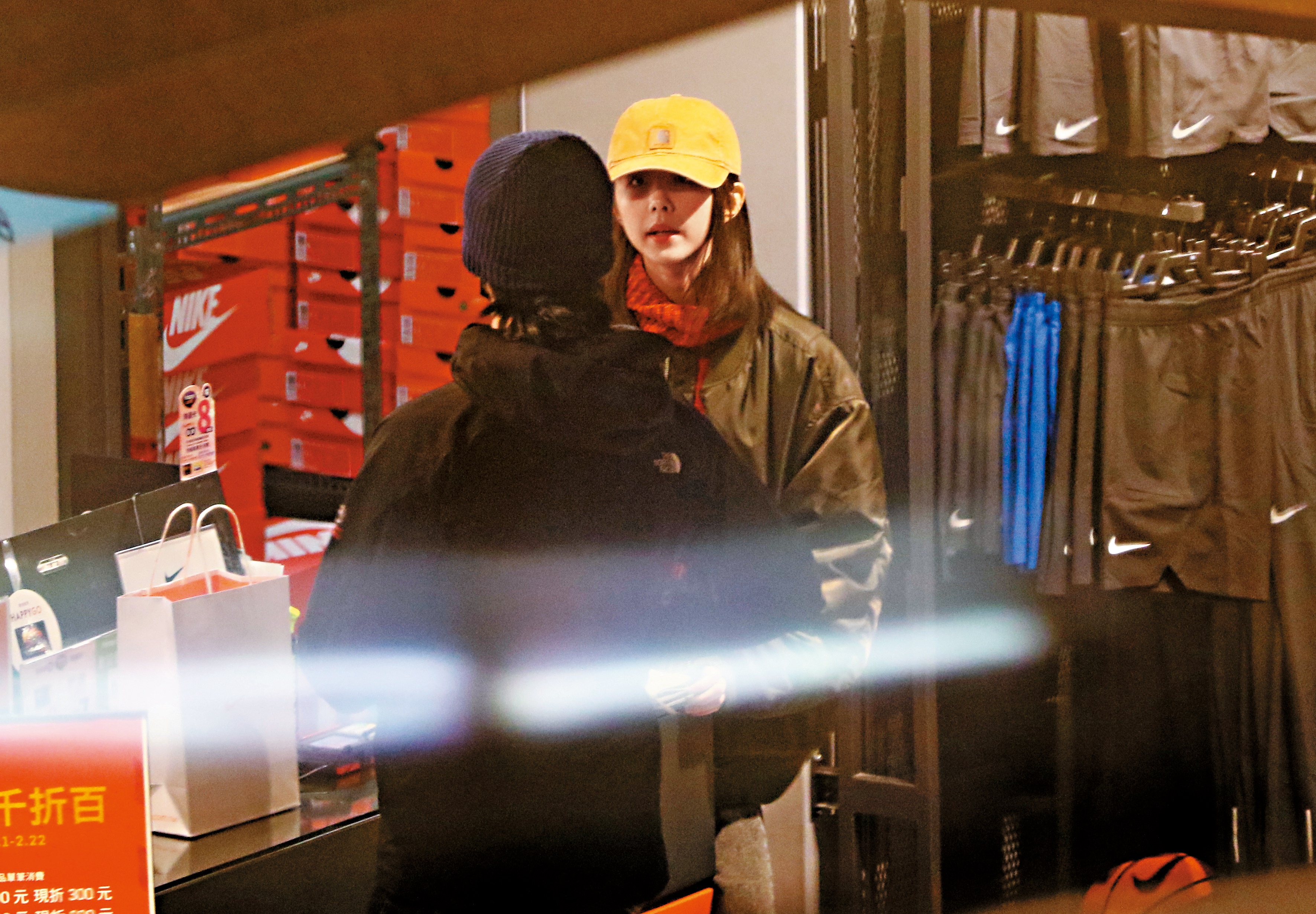 2月8日15：52，雖然帽沿壓得低低，但那女的確實是邵雨薇無誤。背對鏡頭的男伴則是之前跟她合作《極品絕配》的吳慷仁。