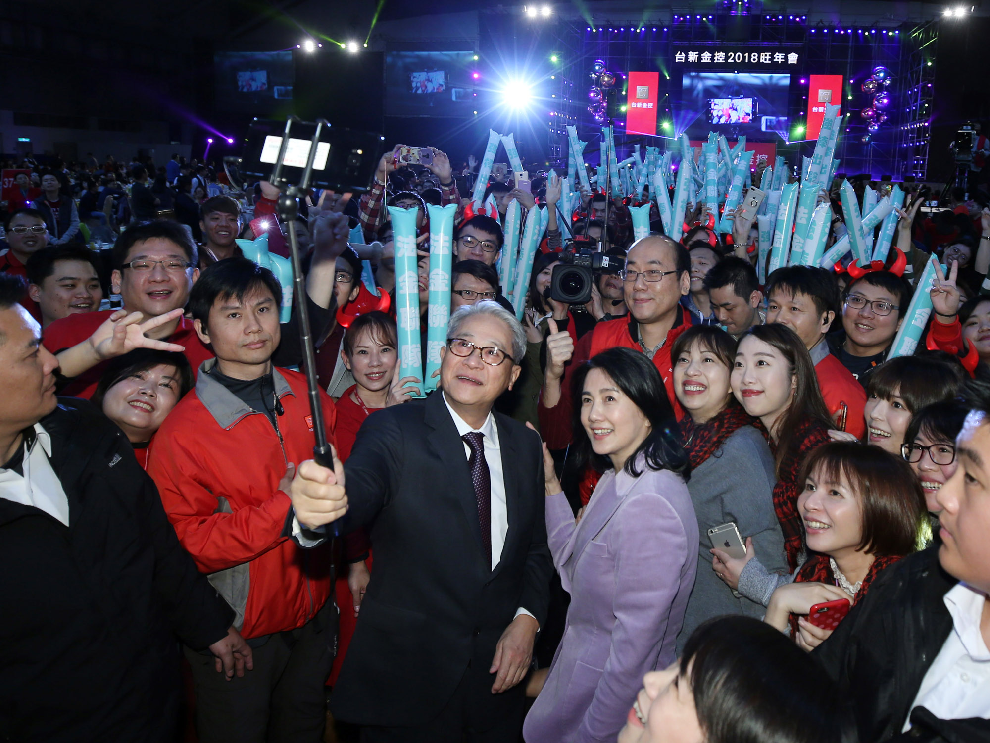 豪宅脫手後，彭雪芬1月底出席台新金控旺年會時，和夫婿吳東亮拿起自拍棒和同仁拍照，心情顯得相當好。 