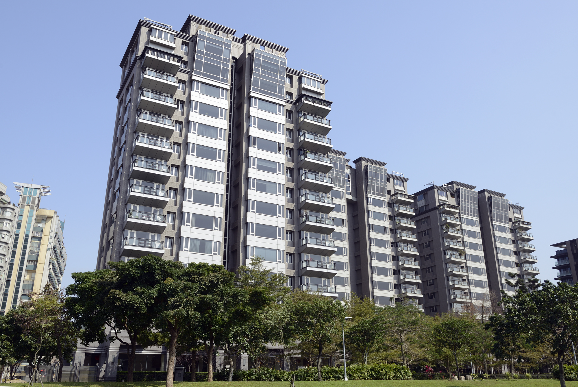 鄭弘儀2014年以總價1.9億元買下豪宅代官山，該社區現在房價跌幅近1成。