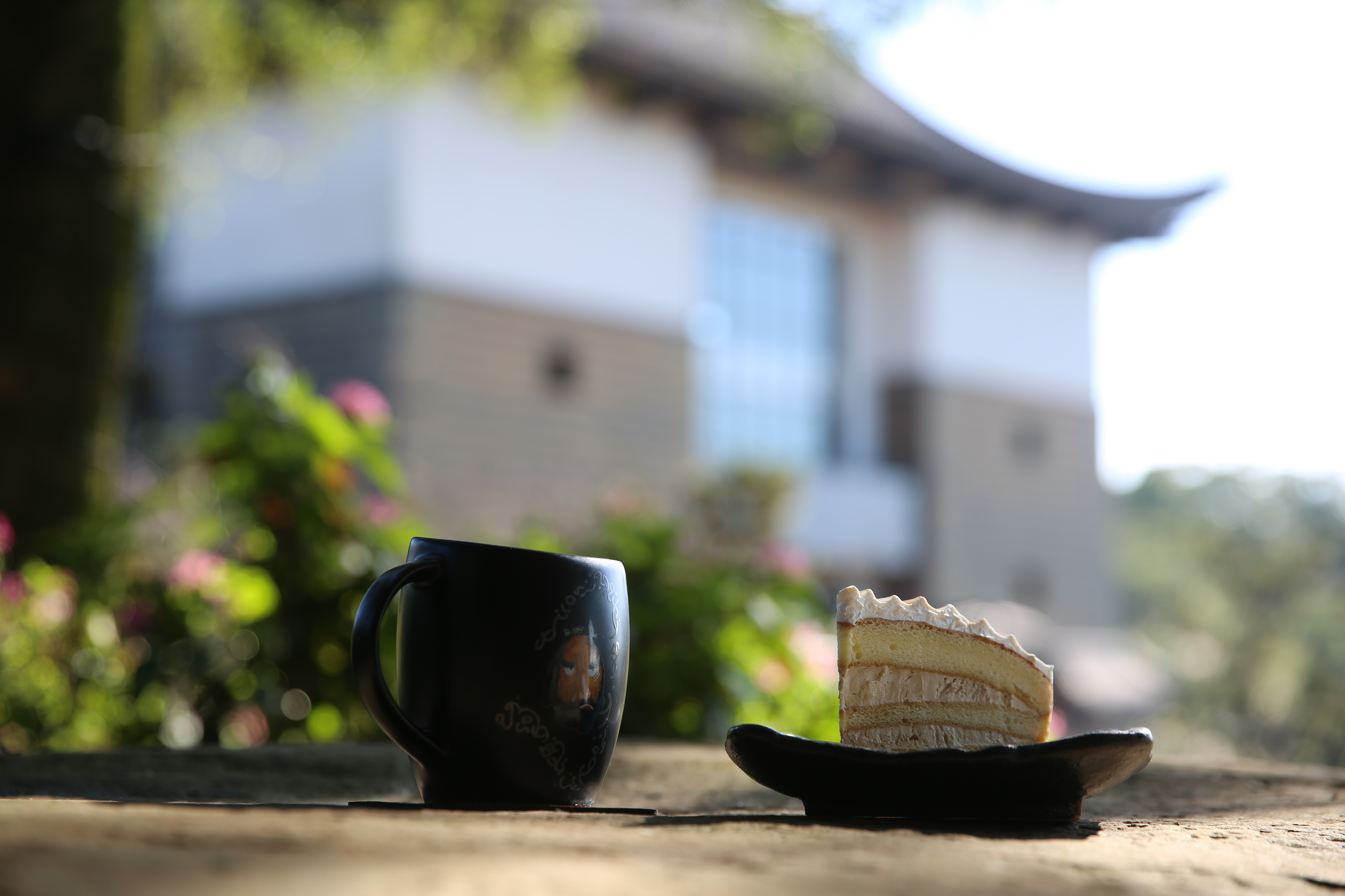 來到「緣道觀音廟」，一杯咖啡加甜點，山中時光舒心又美好。（點心組合價150元／份）