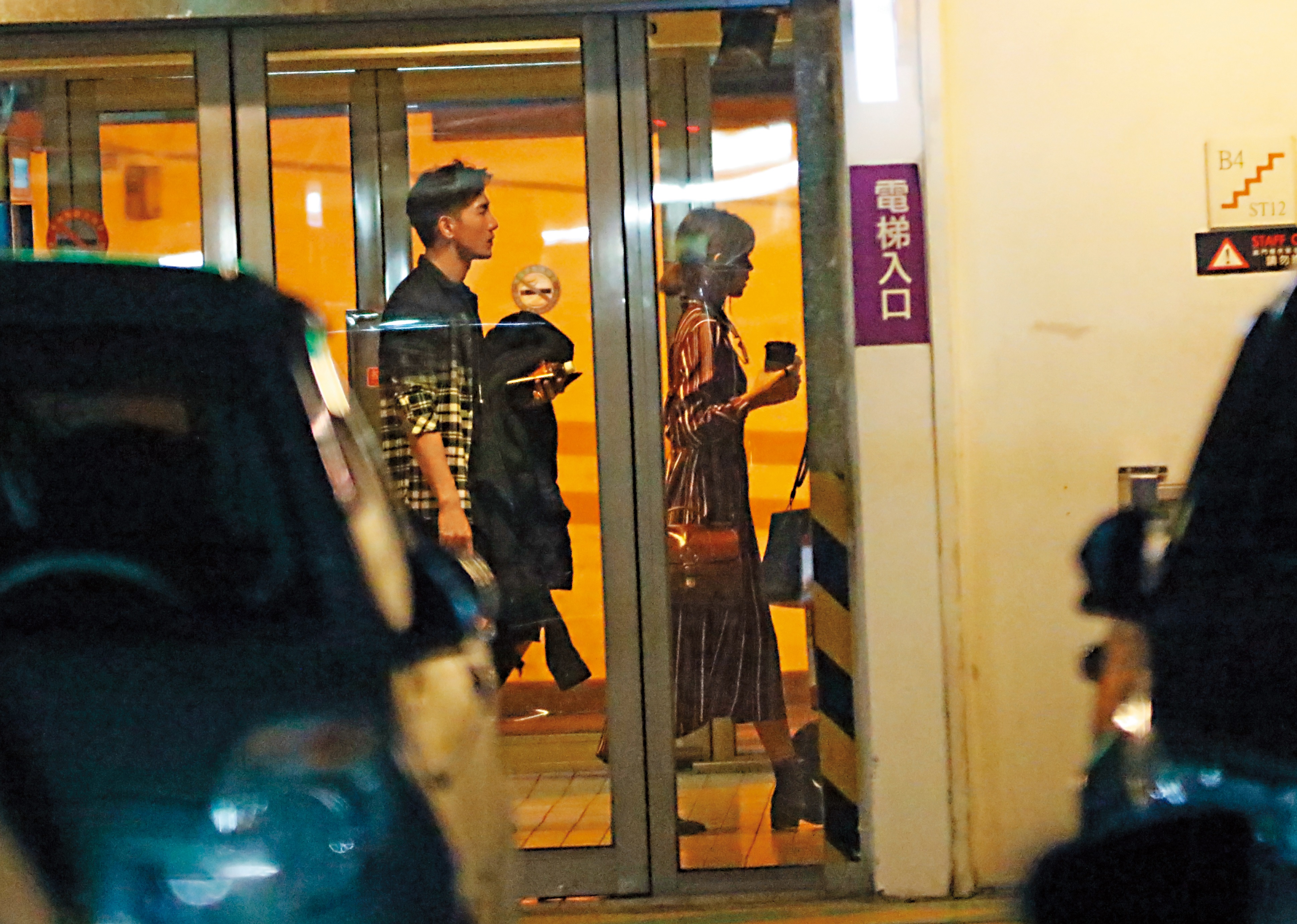 本刊目擊邵雨薇（右）、張立昂（左）在賣場一起搭電梯。