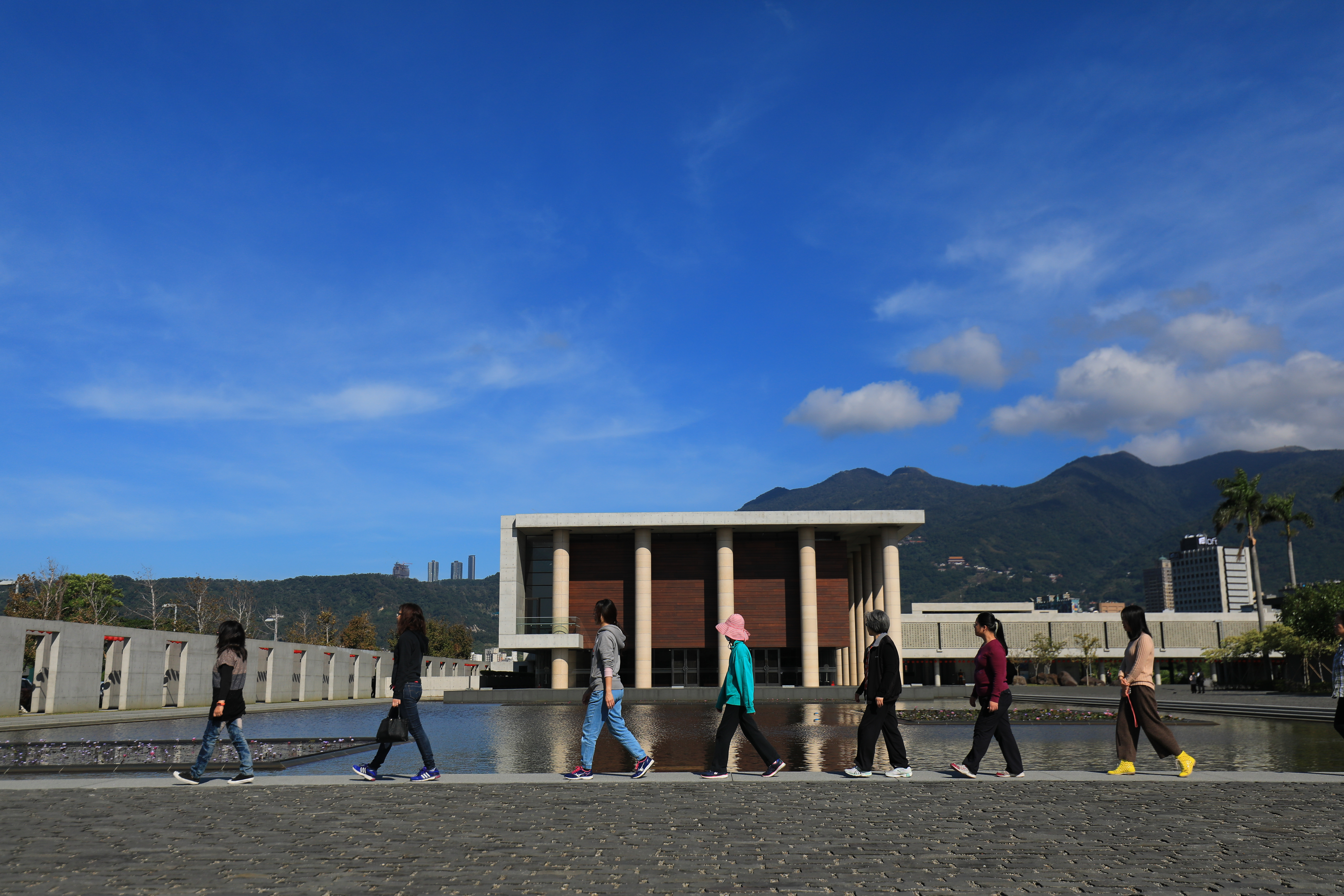 冬日朗澈，「法鼓山農禪寺」的水鏡游移浮雲，慢步經行，俯拾禪意。