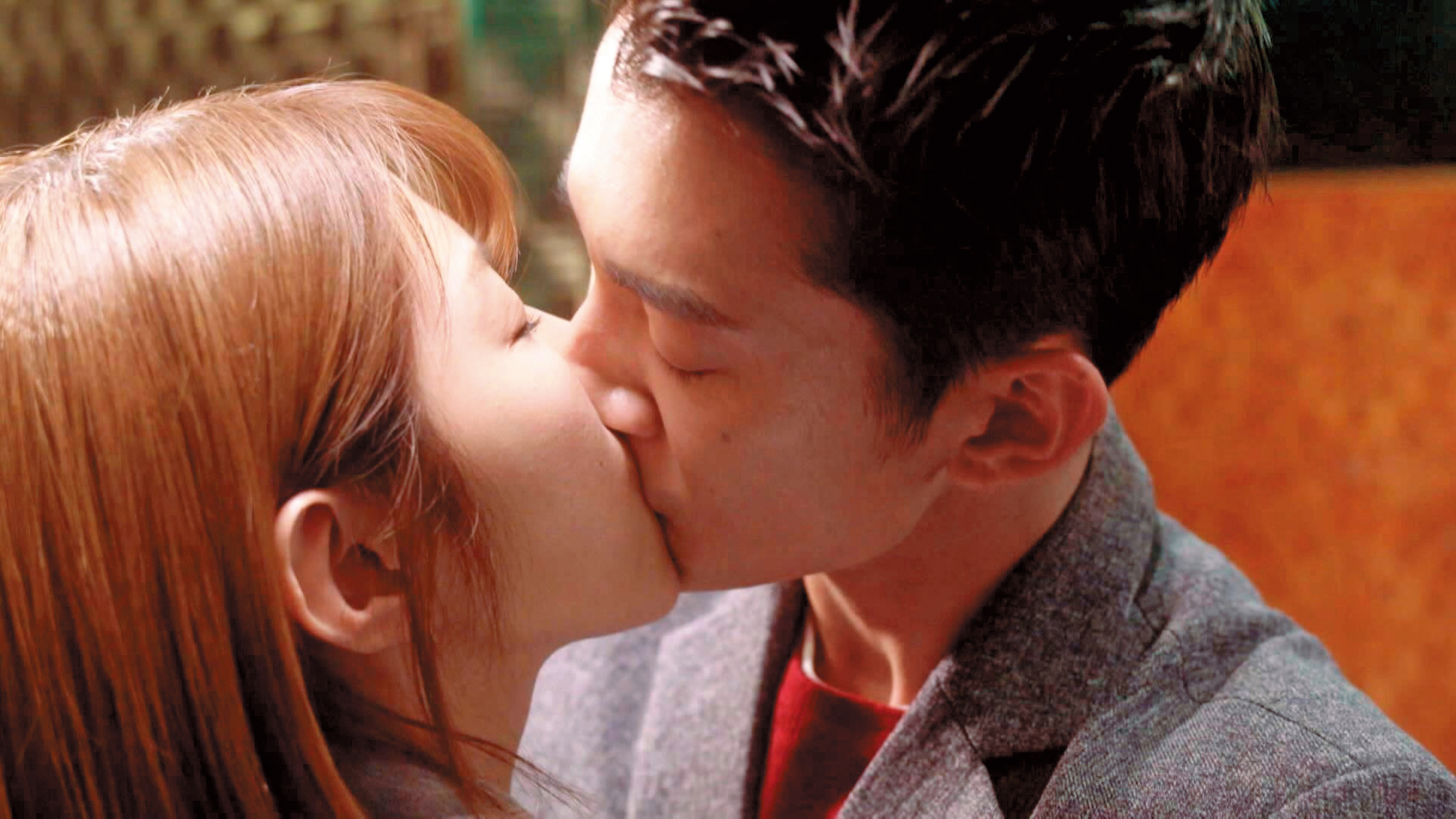 在《極品絕配》中吳慷仁（右）跟邵雨薇（左）有不少激情戲碼。（三立提供）