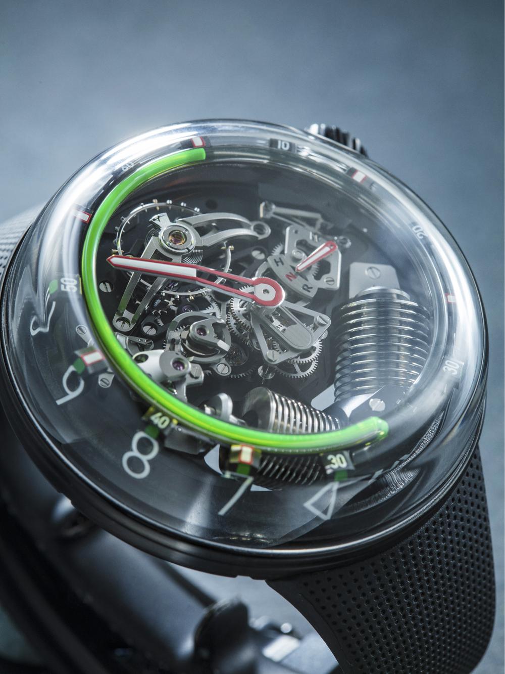 除了液體顯示機構外，取代錶鏡與部分錶殼的鐘狀藍寶石水晶結構體更是這款腕錶最大的特點，不過配戴時可要比傳統設計小心一些。