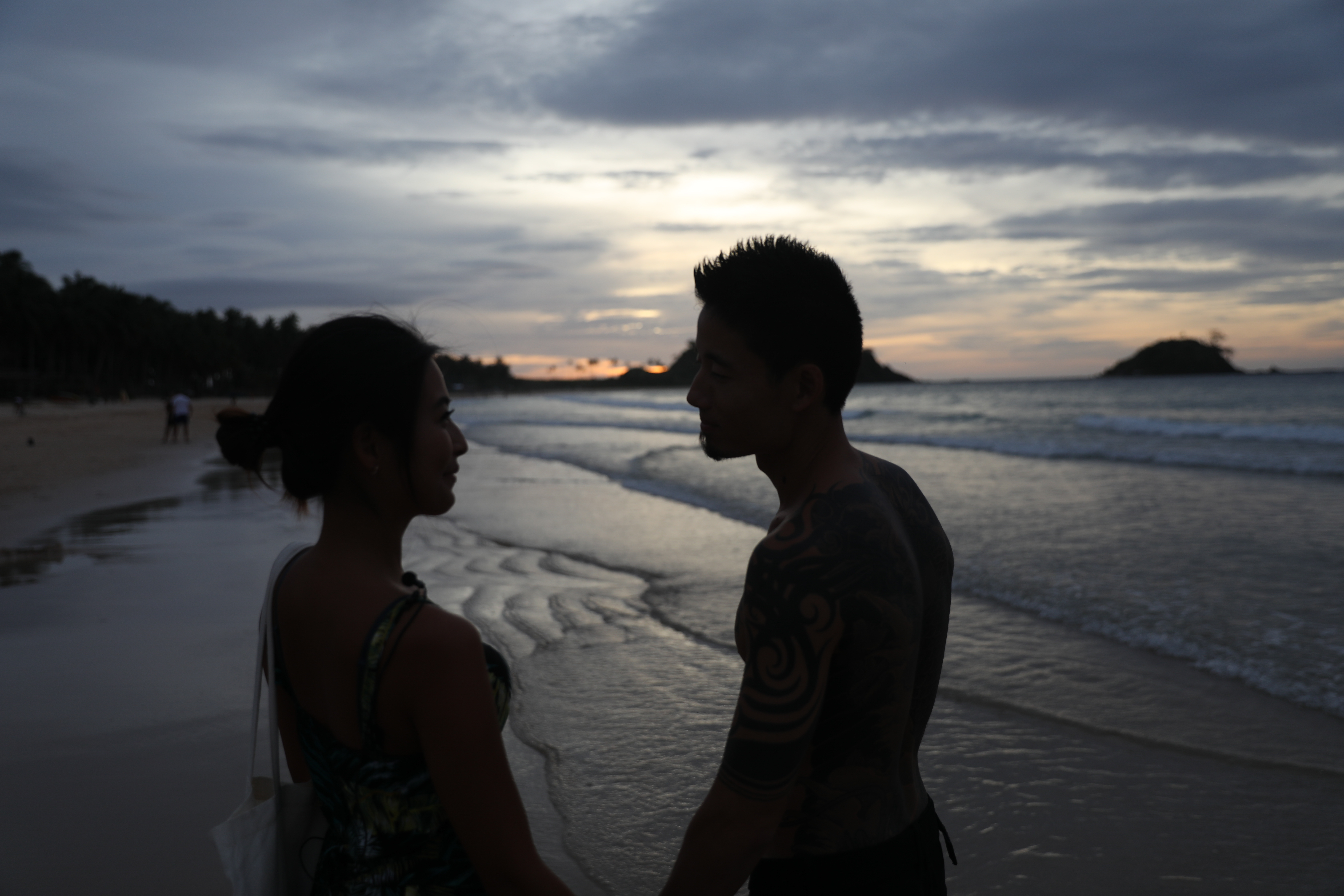 Sylvia和男友Henry因為愛上愛妮島，選擇來此定居，他們說，愛妮島有全世界最美的海洋。