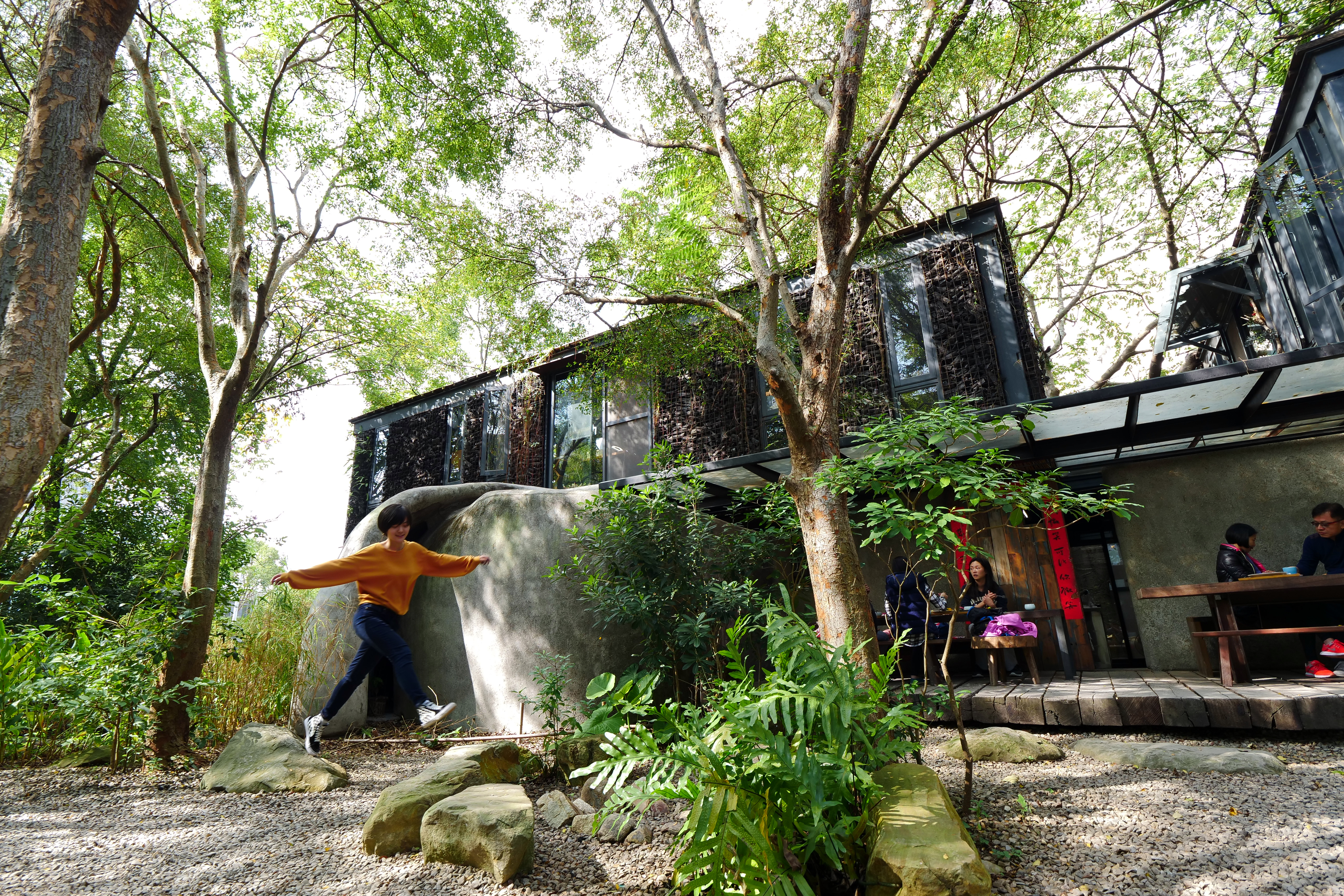 走逛在「厚食聚落」裏頭，享受的是一日的營養與天然陽光。