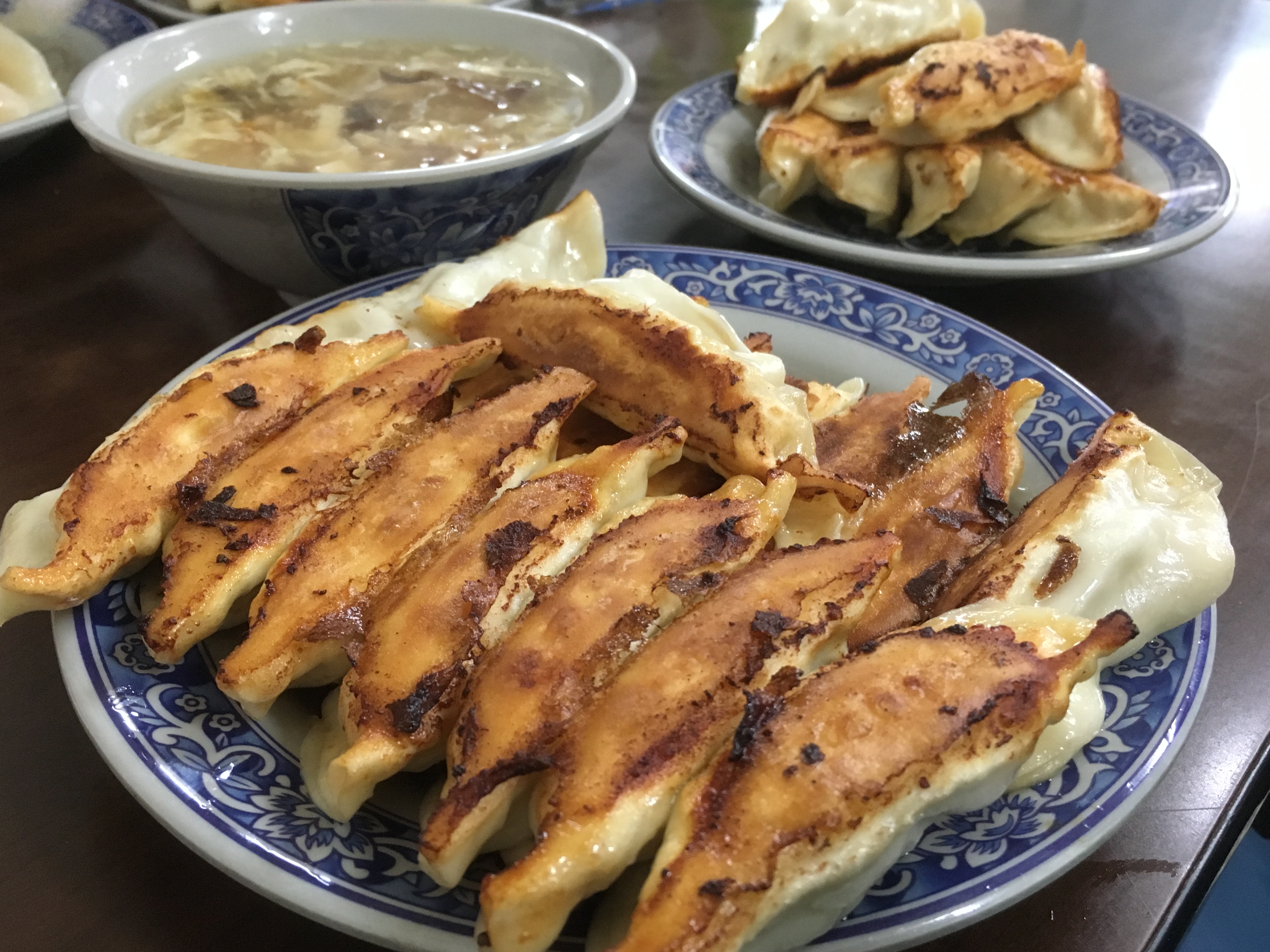 「呂家鍋貼」的鍋貼煎得特別酥黃焦脆。