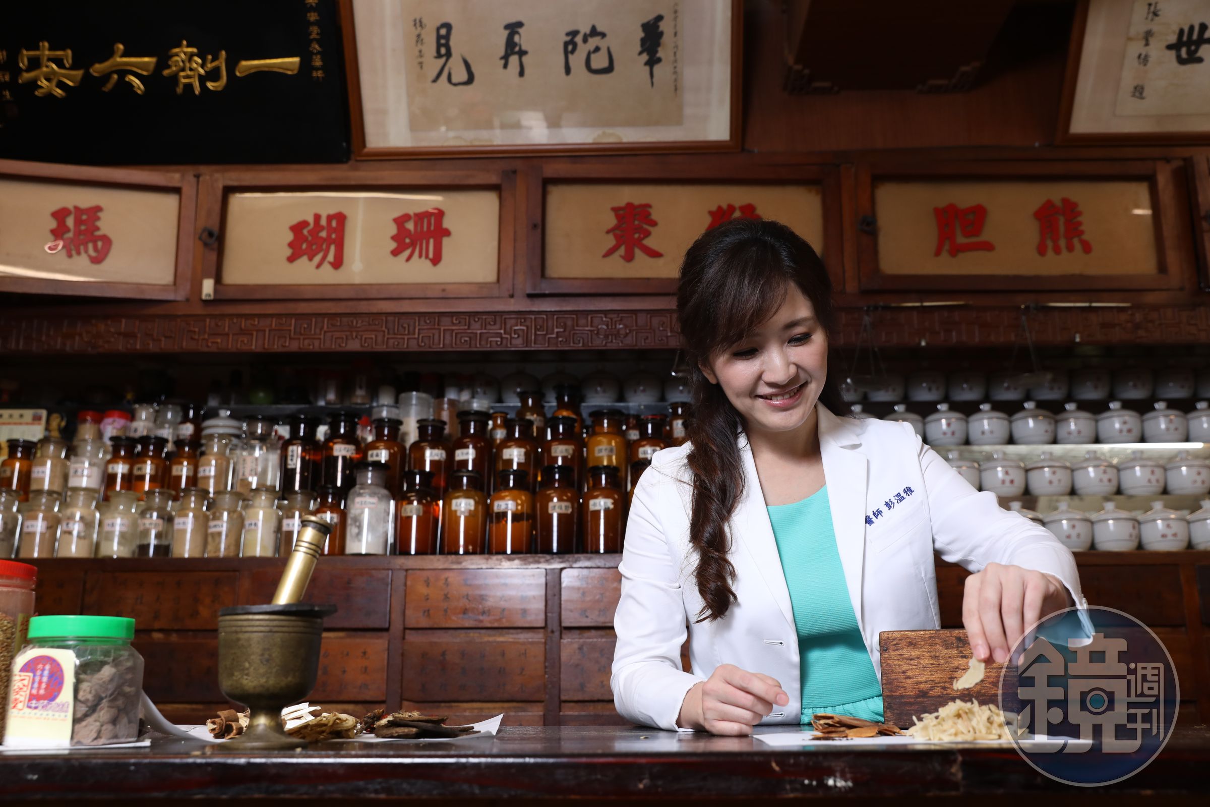 美女中醫彭溫雅不但精通藥理，之前還曾出版過穴道按摩書。