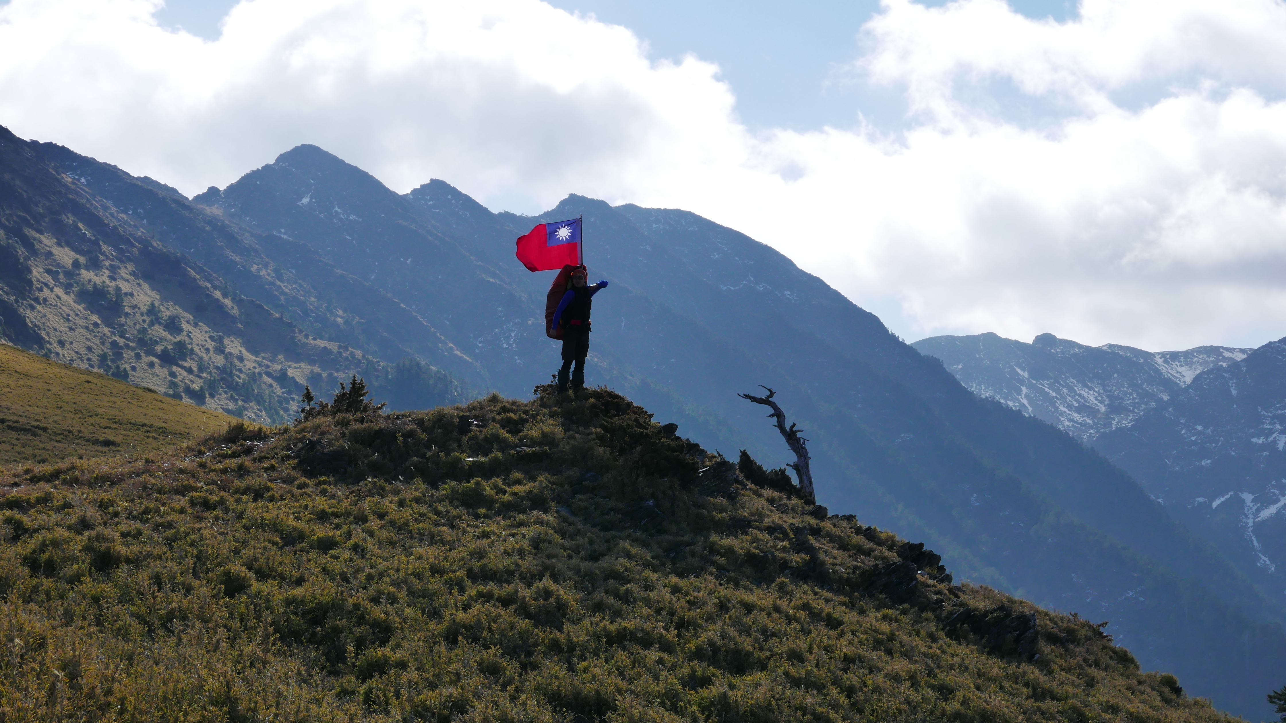 前往南湖大山，進入審馬陣草原，視野廣闊。