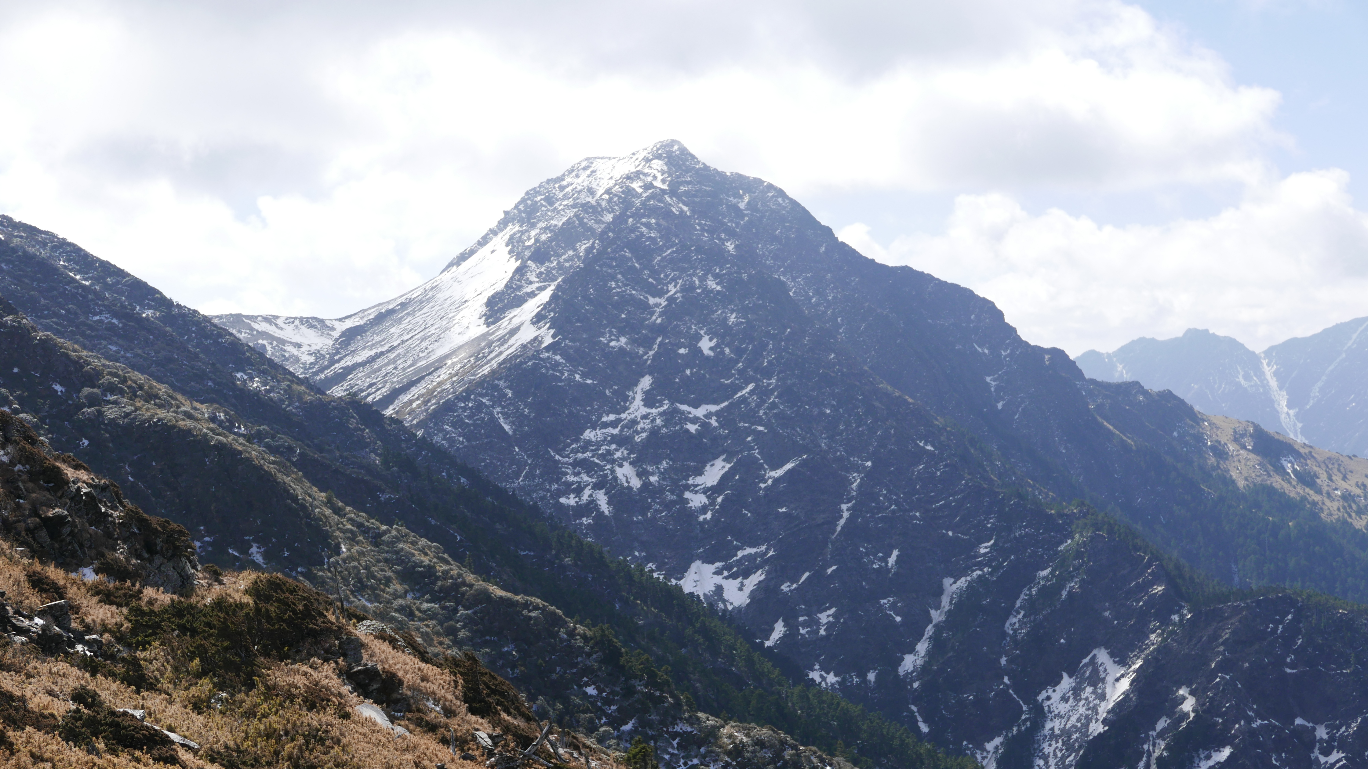 南湖大山山勢雄偉。