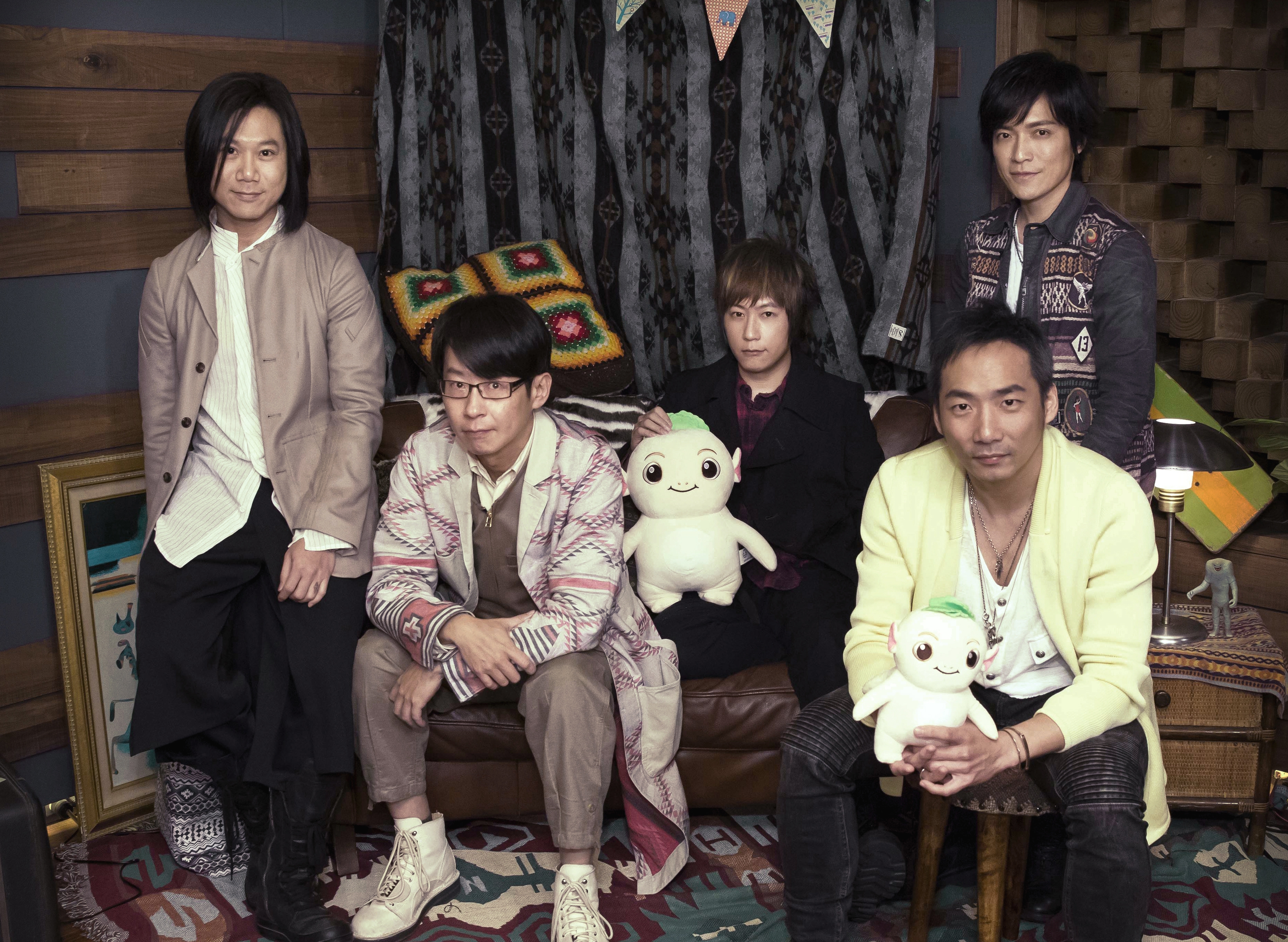 五月天擔任電台過年節目主持人，自爆最怕長輩問候。（Hit Fm提供）