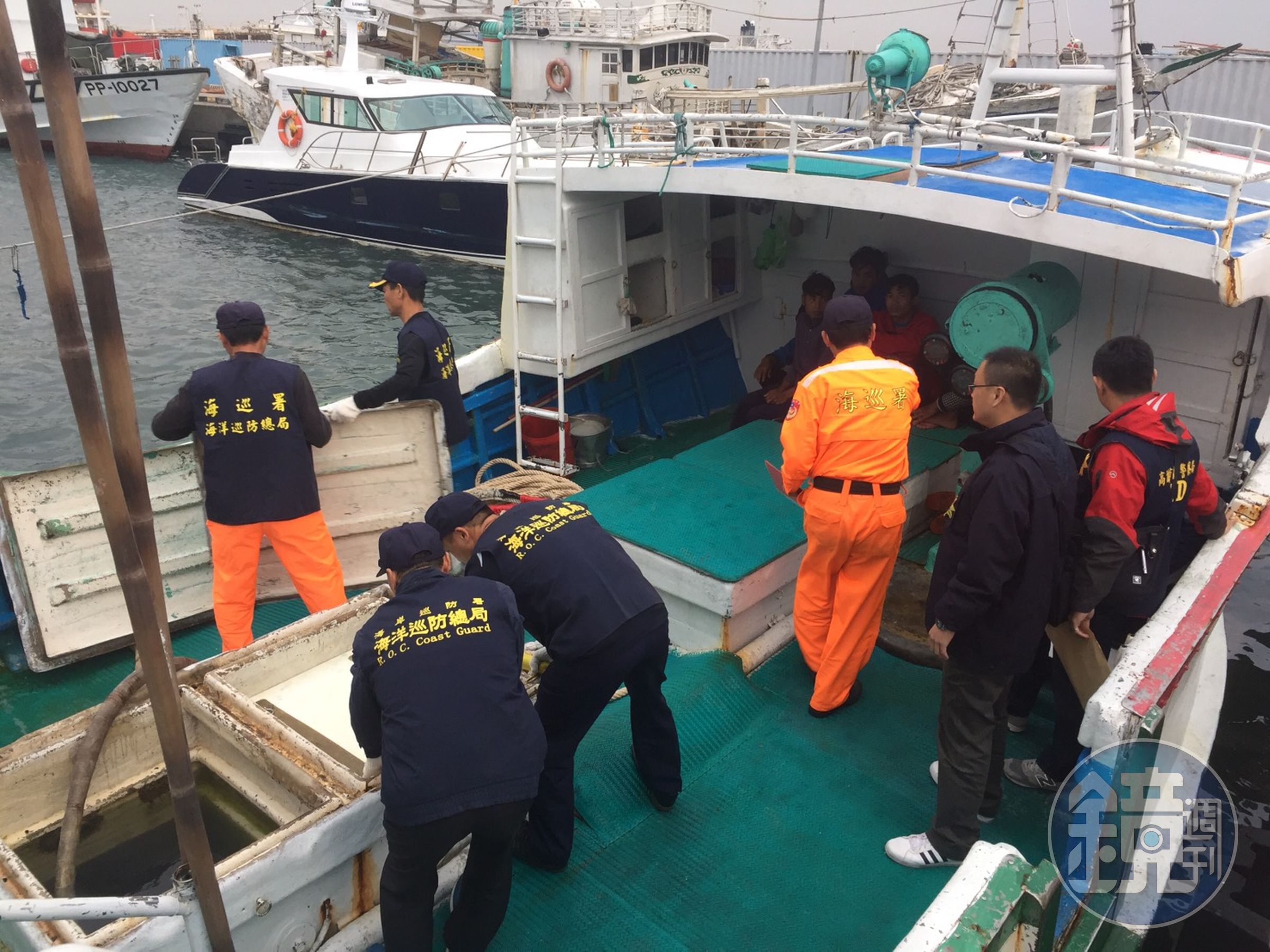 高雄警方與海巡署在小琉球外海攔截漁船，起出一千多公斤K毒。（刑事局提供）