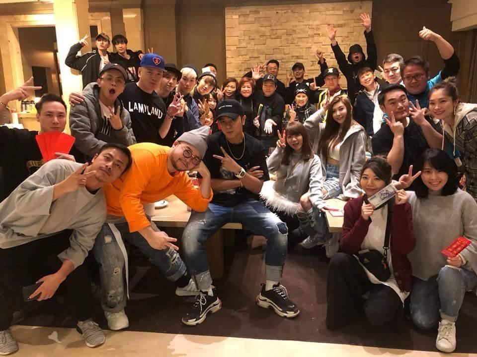 小豬公司辦尾牙,小豬(中)和愷樂(右二排三)在其中玩得不亦樂乎。(翻攝臉書)