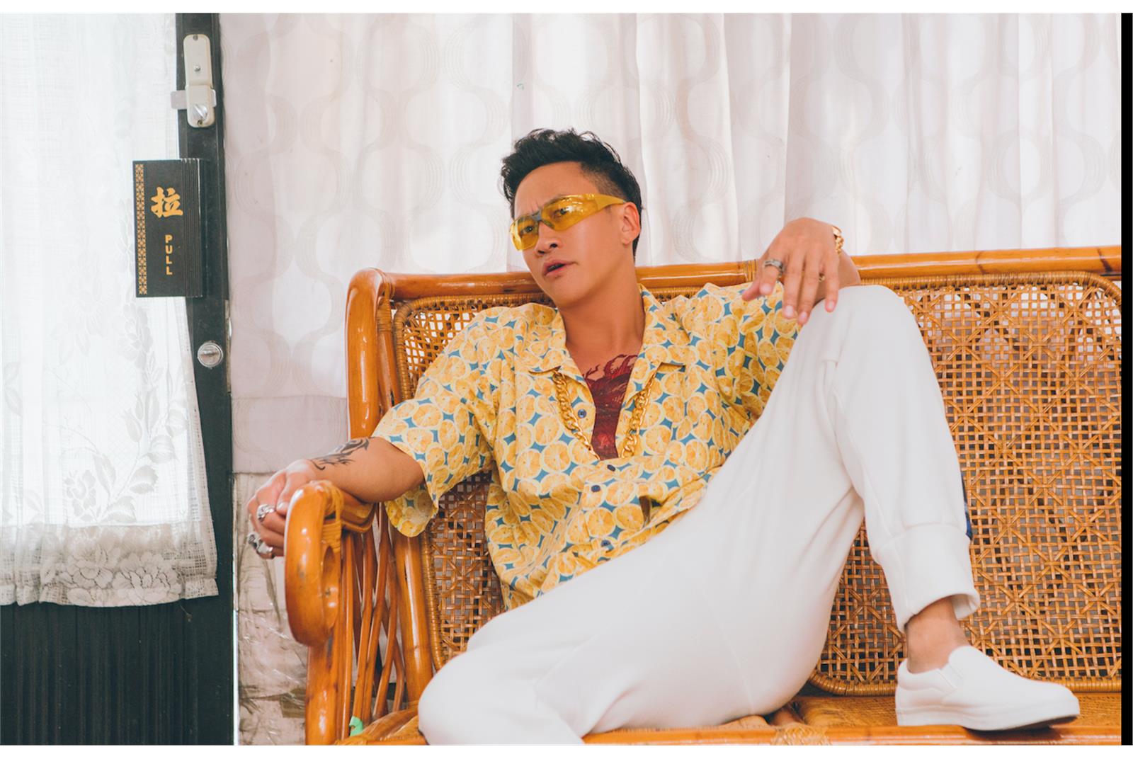 何潤東在《花甲大人轉男孩》裡犧牲形象演流氓。（翻攝網路）