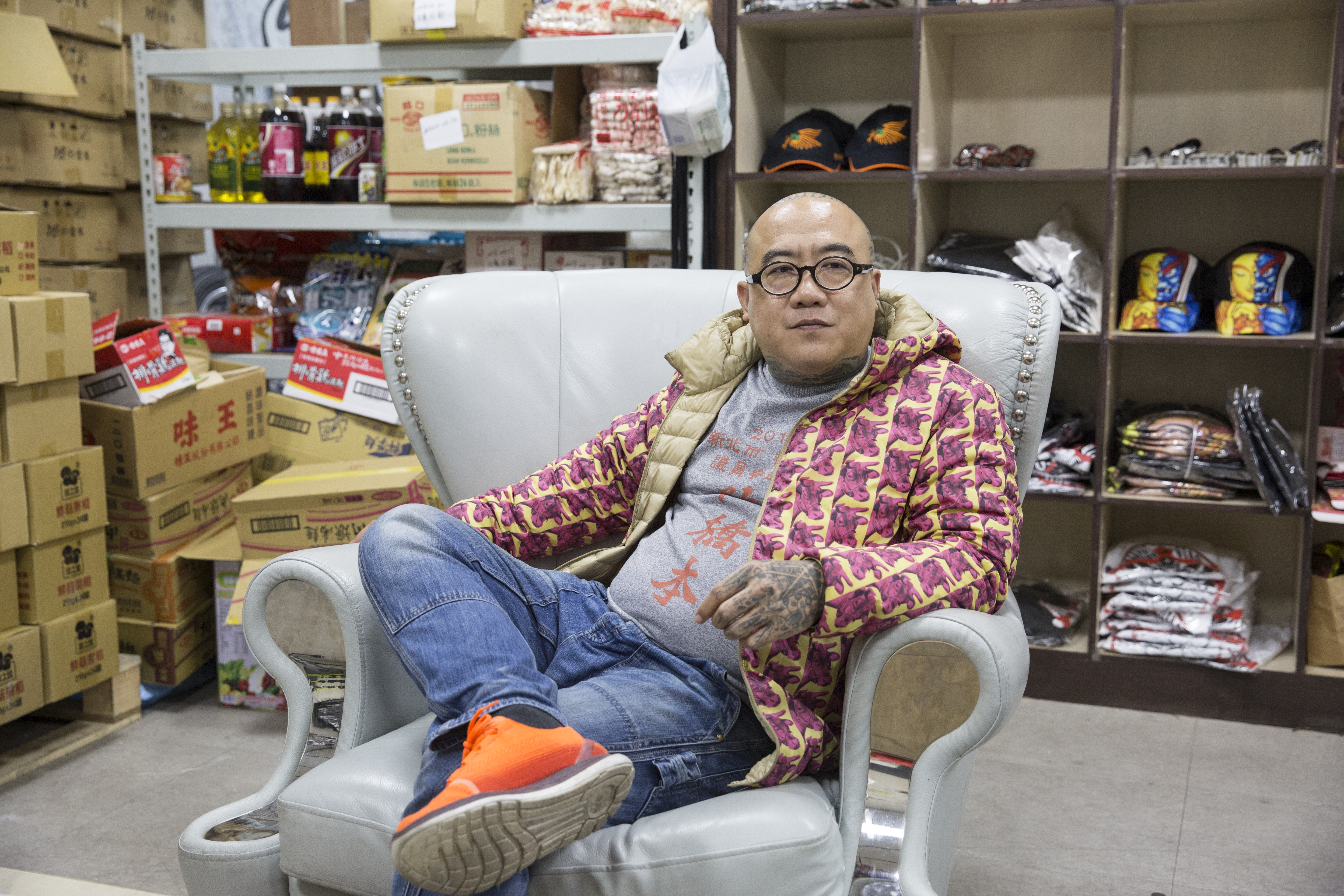 兒子死後，阮橋本以兒子名義成立聖翔救援協會，車庫中堆滿愛心物資。