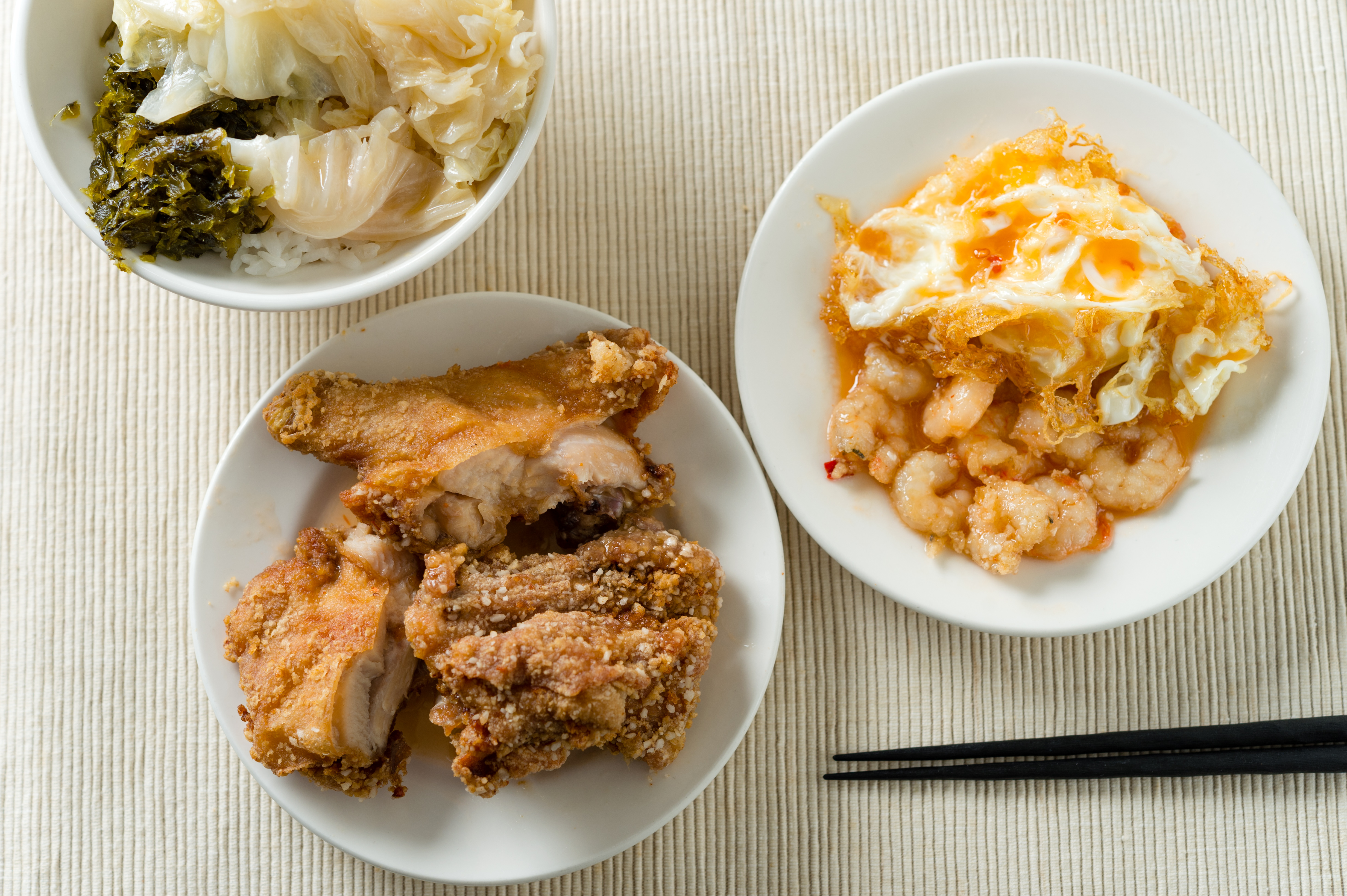 「天天鮮排骨飯」位於孝三路巷內，古早口味深受在地人歡迎。