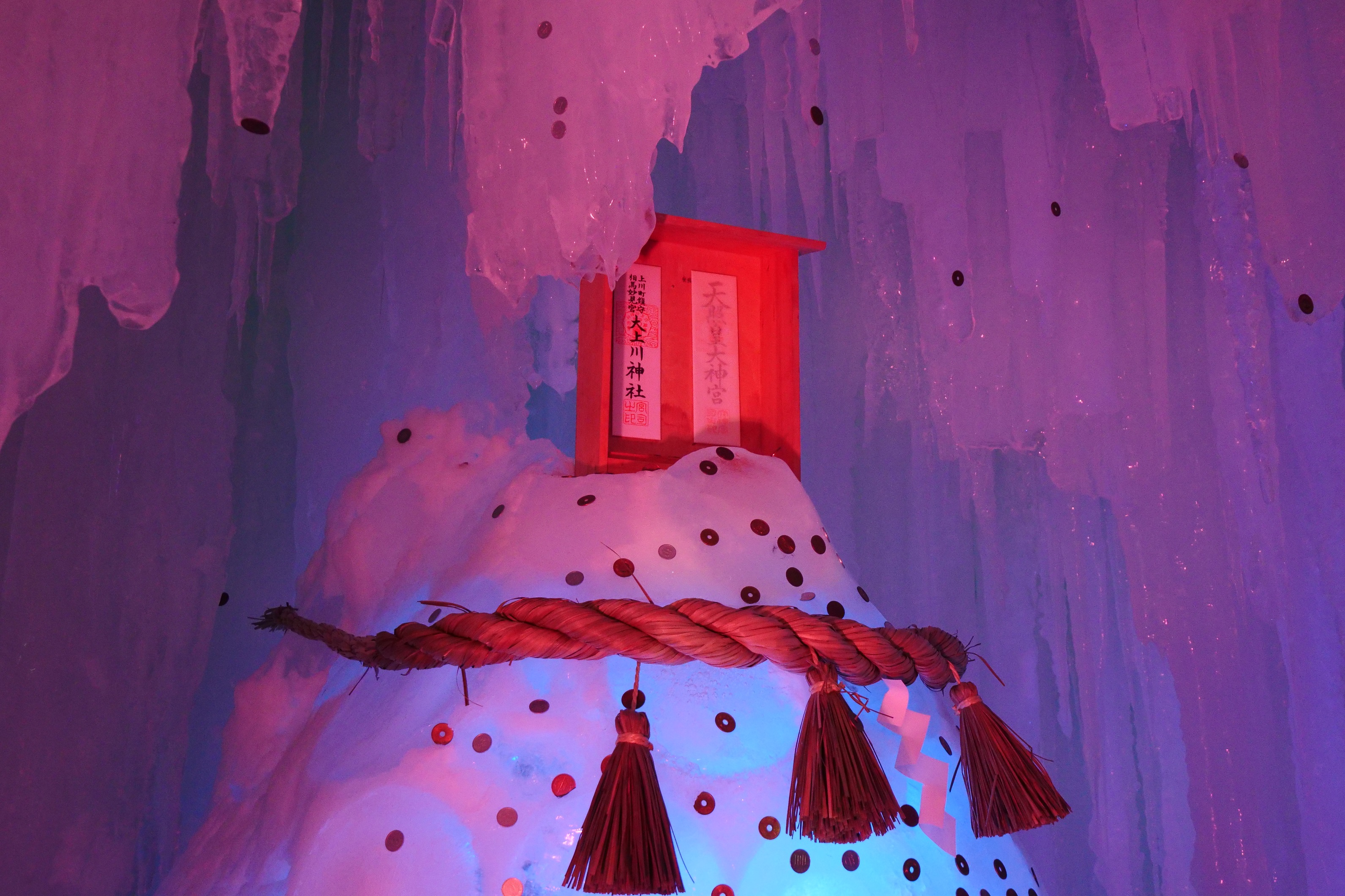 層雲峽溫泉冰瀑祭裡的｢冰瀑神社｣，遊客把參拜賽錢直接貼在冰上。