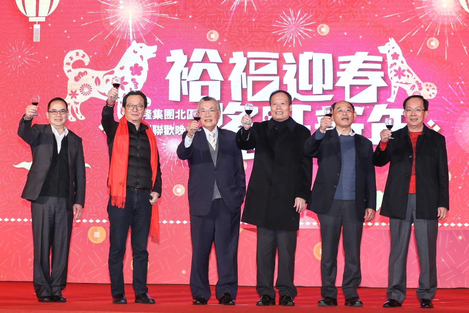 大家長嚴凱泰缺席尾牙，由裕隆高階主管代表向員工敬酒，左起為裕隆華創車電李俊忠總經理，裕隆集團副執行長陳國榮，裕隆集團常董林信義，納智捷總經理蔡文榮，裕隆汽車總經理姚振祥，裕融企業總經理許國興。（裕隆提供）