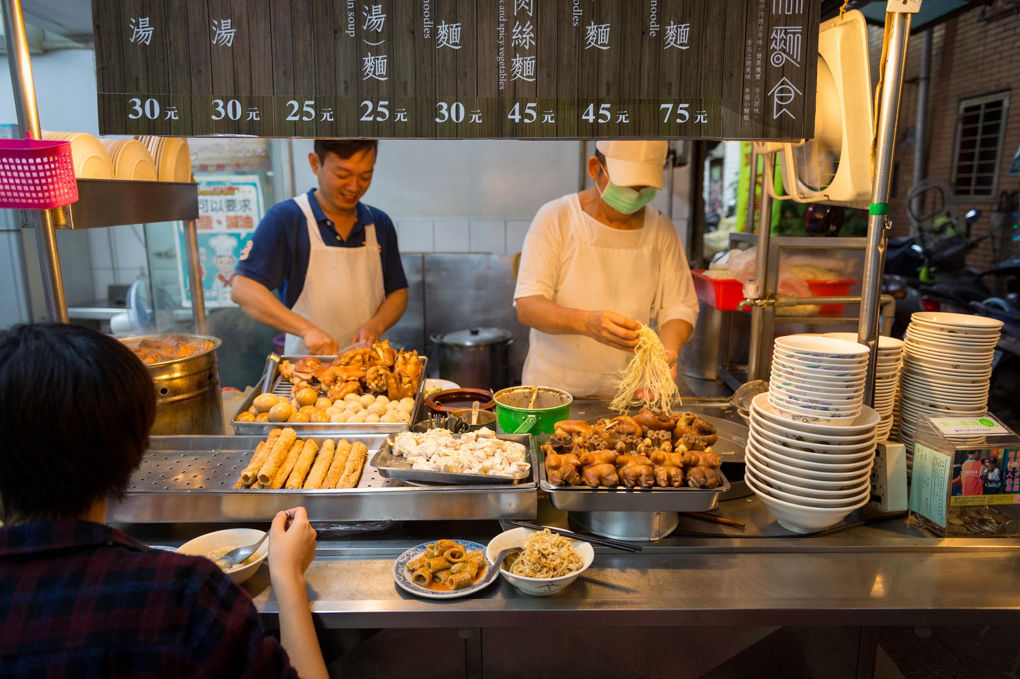 「長腳麵食」已開60多年，第二、三代共同掌店面。