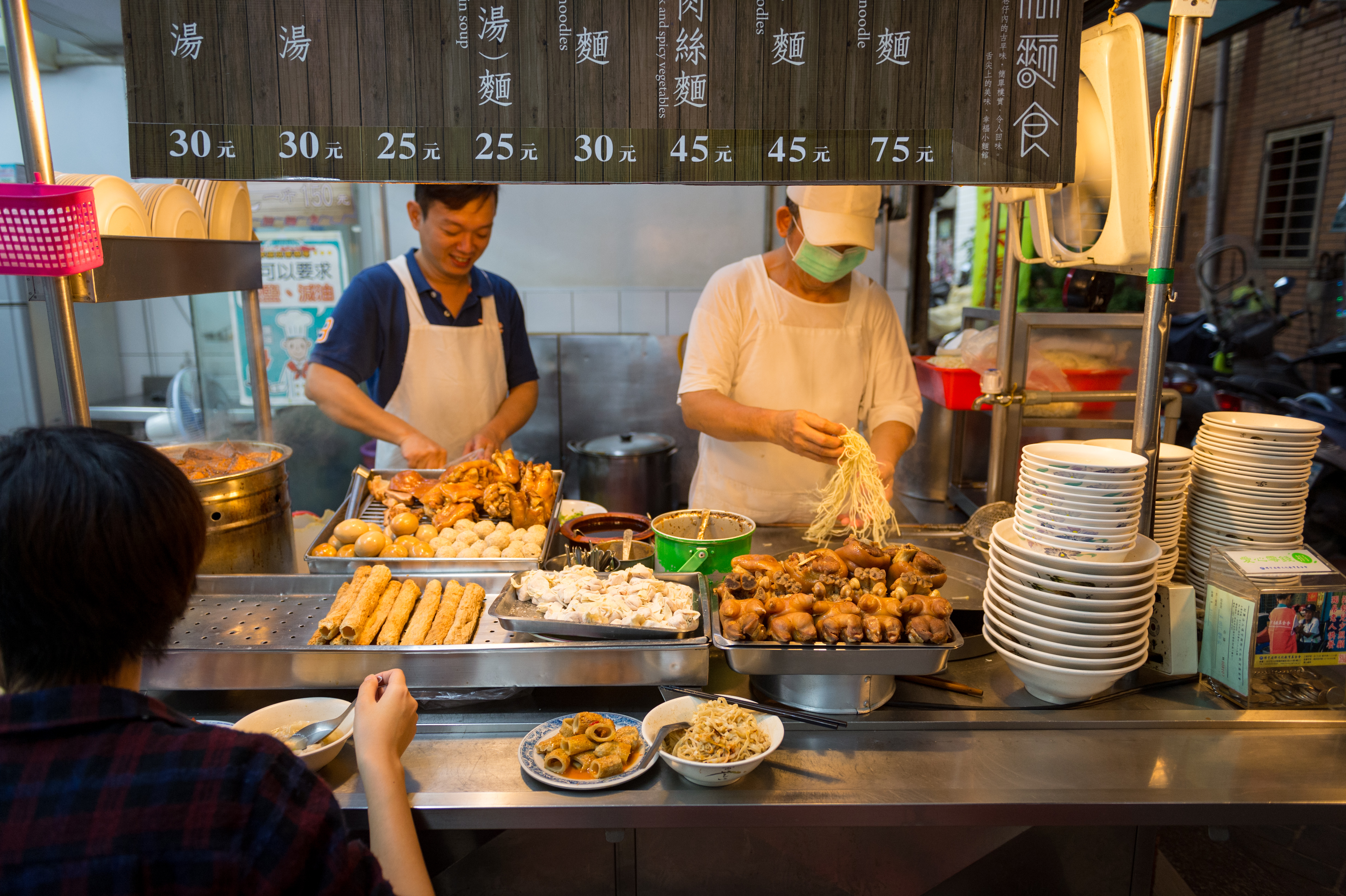 「長腳麵食」已開60多年，第二、三代共同掌店面。