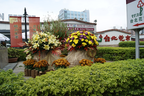 台北花市祭出111小時不打烊策略，吸引不少購買花卉的民眾選購。（翻攝畫面）