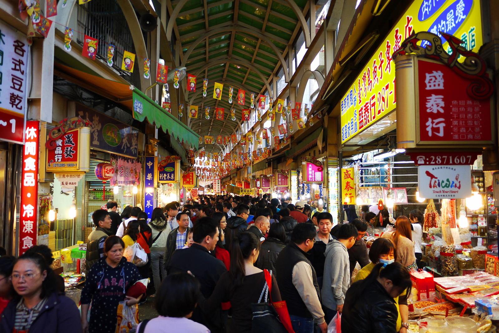 高雄三鳳中街受小年夜與情人節影響，人潮增加不少。（翻攝畫面）