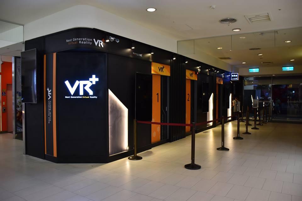 VR+ 台北信義威秀店目前有經典的⟪屍獄末日:屍痕遍野⟫與全年齡向的《野人戰爭》 2 款射擊遊戲。( VR+ 提供)
