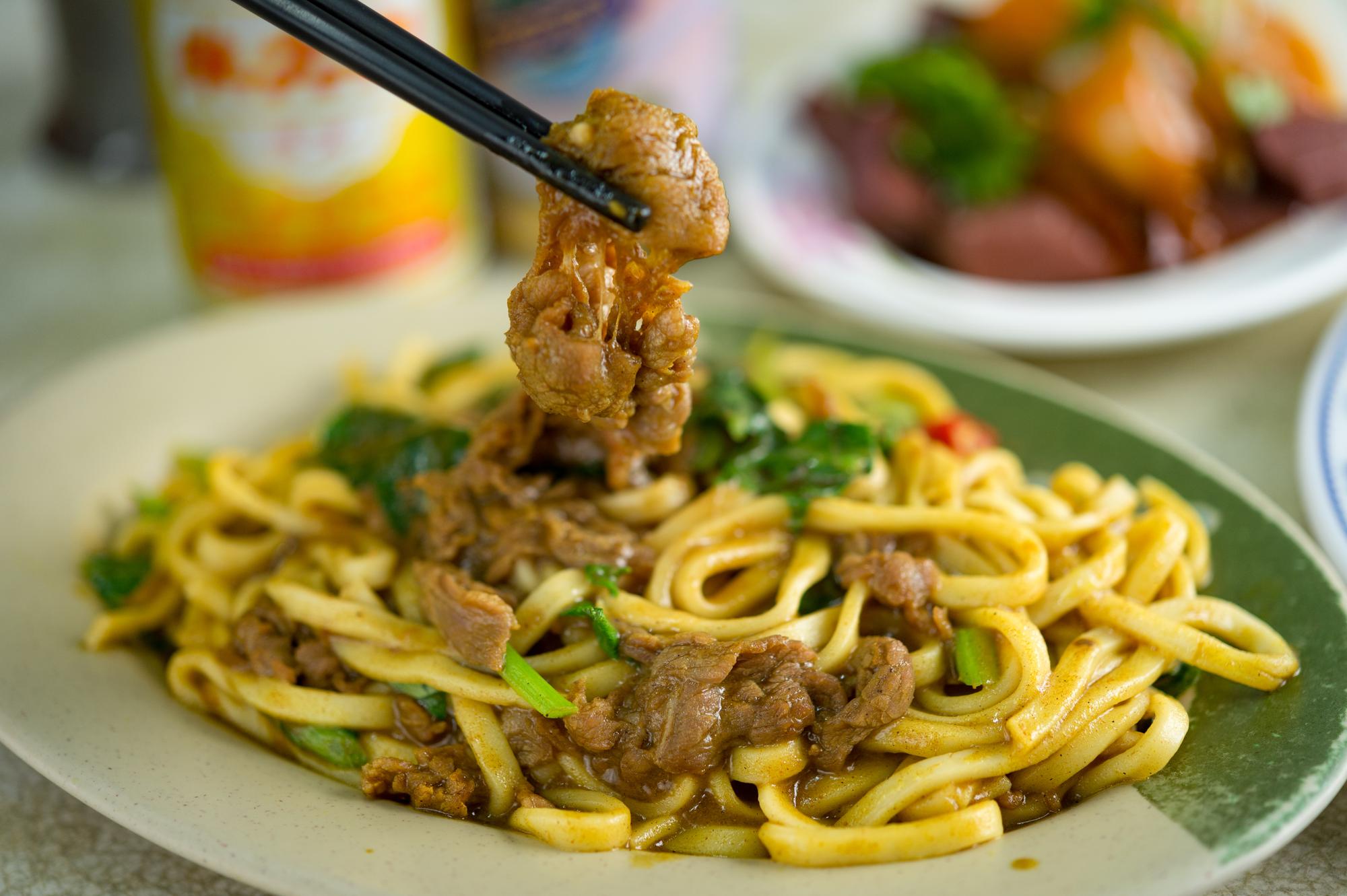 阿玉的牛肉麵是加沙茶和咖哩一起同炒的乾烏龍麵。（70元／份）