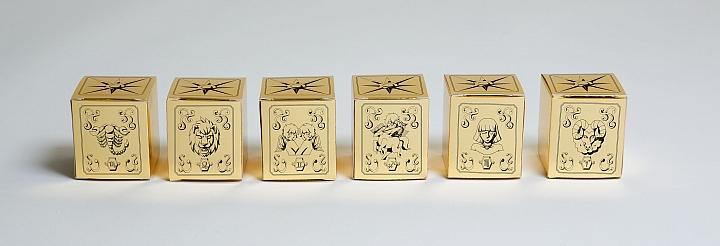 燙金紙盒包裝的東西到底是什麼呢？由左至右依序是天蠍、獅子、雙子、射手、處女以及牡羊座