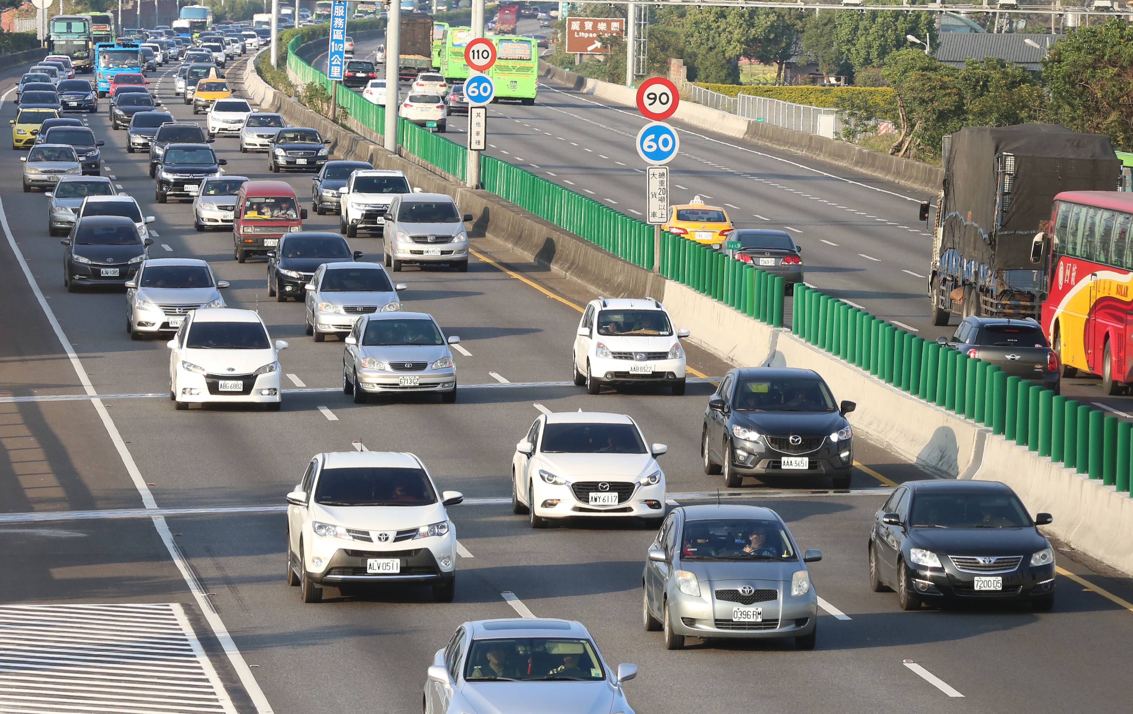 國道部分路段已出現返鄉車潮，國1南下湖口到竹北出現塞車，時速約20-30公里。
