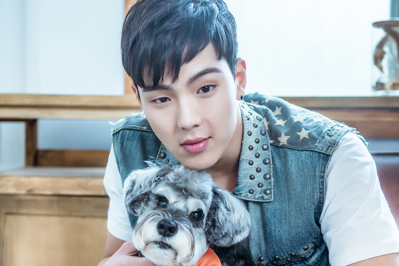 MONSTA X隊長SHOWNU與狗狗一起拍攝，拍完狗狗都忘記主人是誰了。（FANDOL提供）