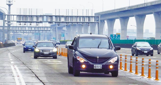 國道一號時速緩慢，用路人請多加留意。（翻攝網路）