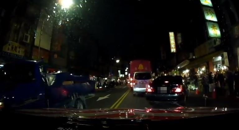 國道警察一度逆向、闖紅燈，才順利將早產兒送到醫院。（公路警察局提供 ）