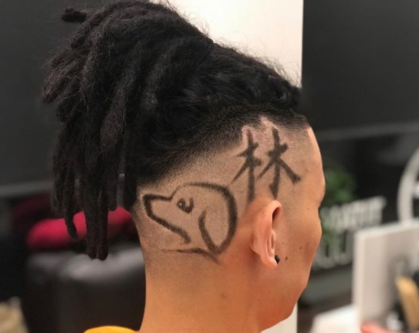 今大年初一林書豪在IG上秀出「狗頭」，恭賀粉絲新年快樂。（翻攝林書豪IG）