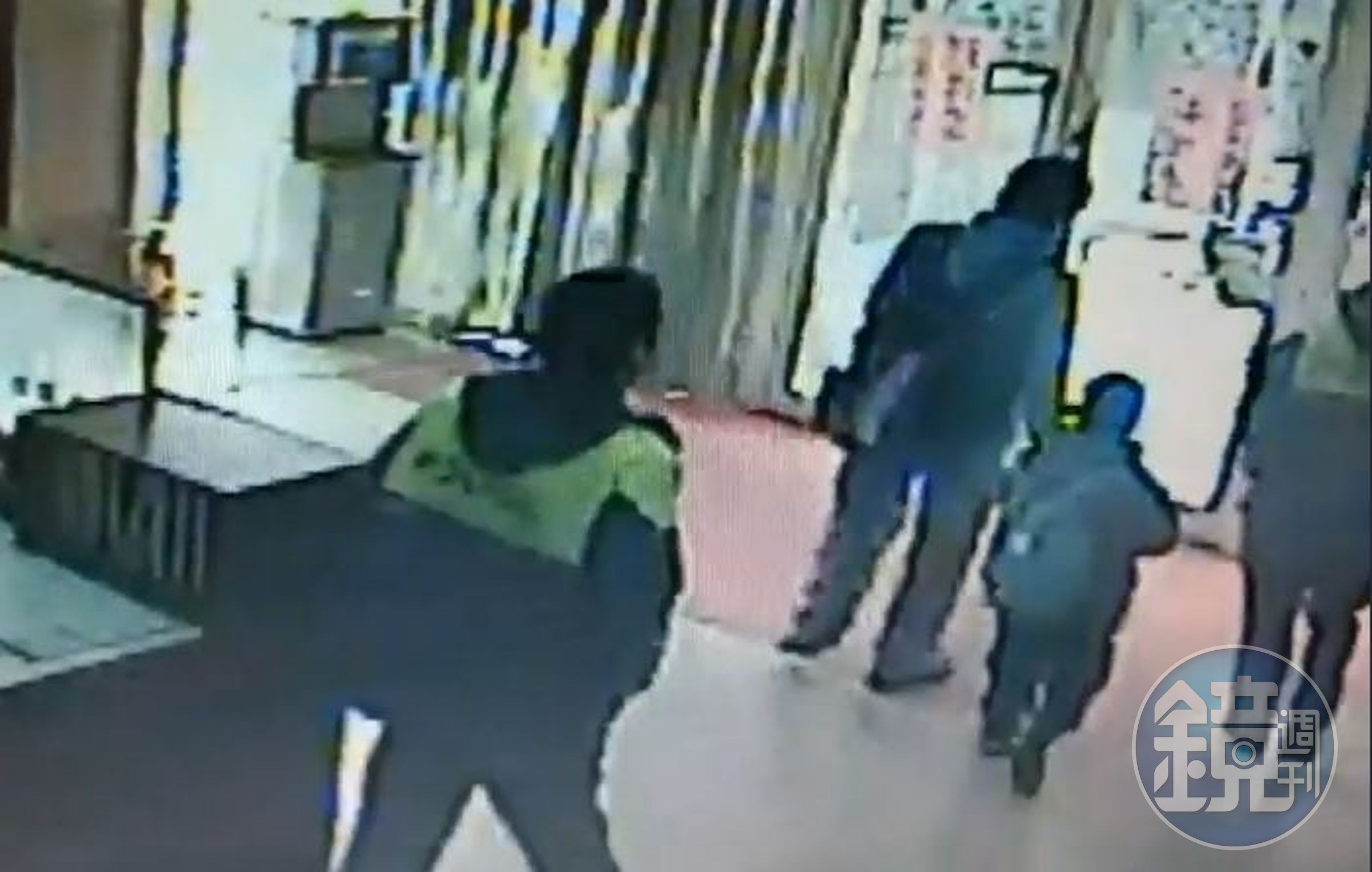 男童到擎天崗戶外教學不慎走失，警方獲報後趕緊將其帶返派出所暫時安置。（北投分局提供）